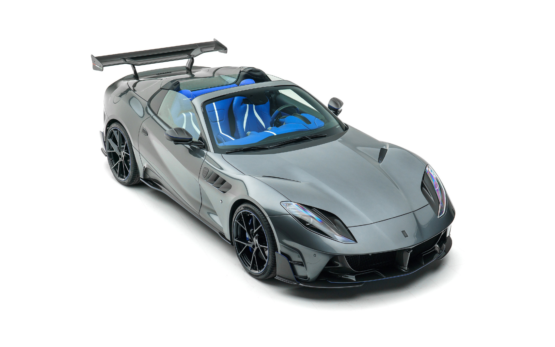 Спортивный автомобиль Mansory Stallone GTS 2021 года на белом фоне