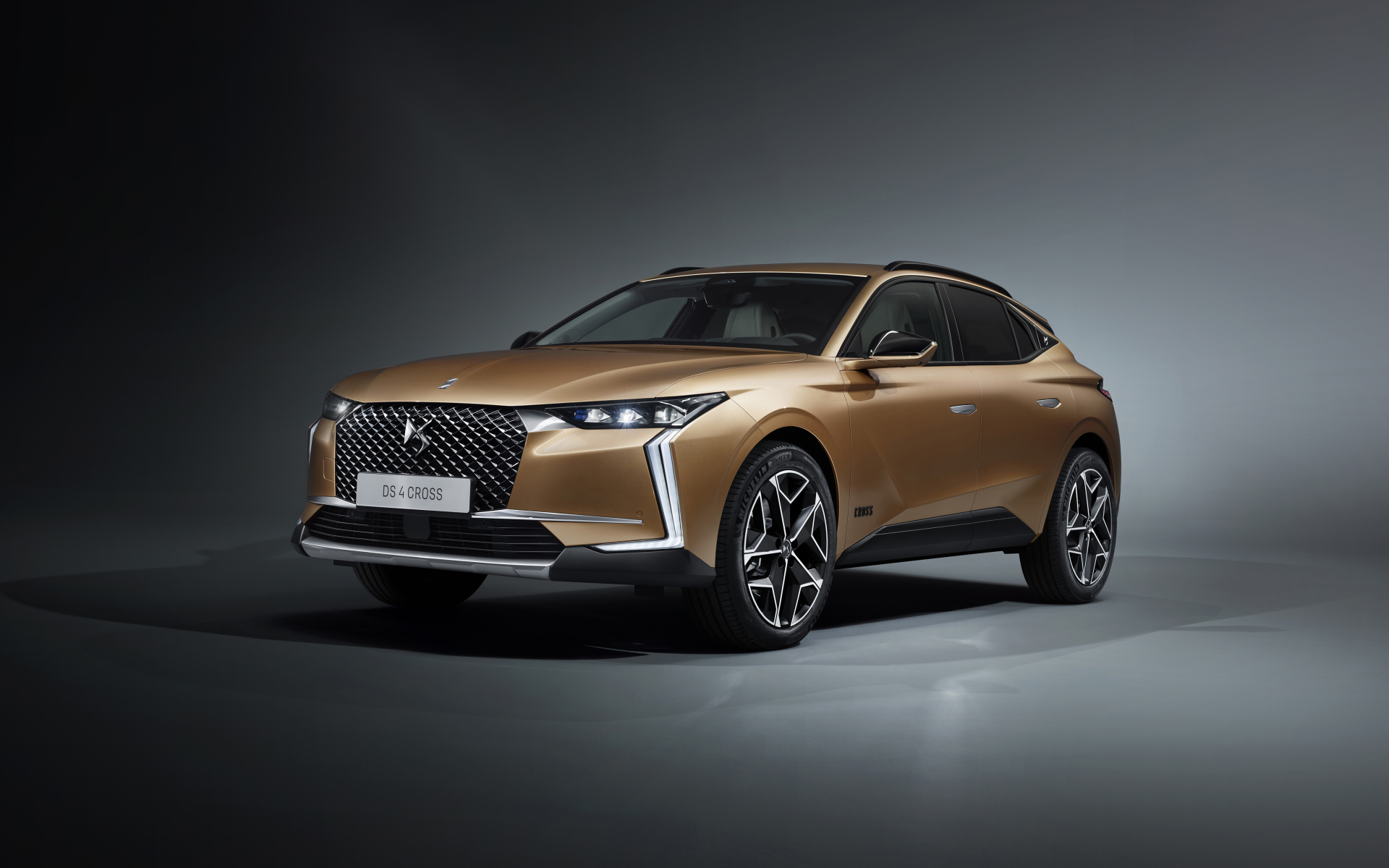 Кроссовер DS 4 Cross 2021  года на сером фоне