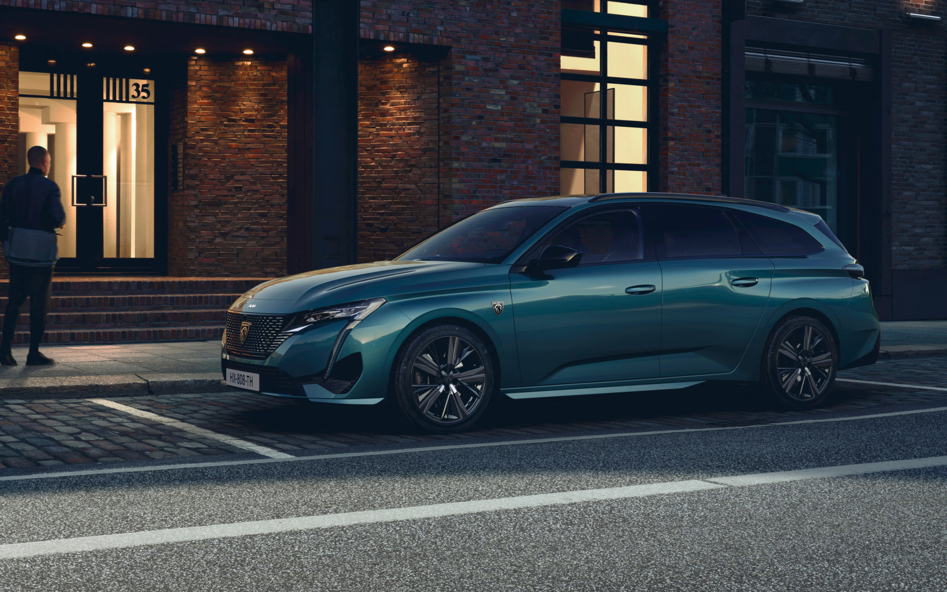 Автомобиль Peugeot 308 SW GT 2021 года вид сбоку