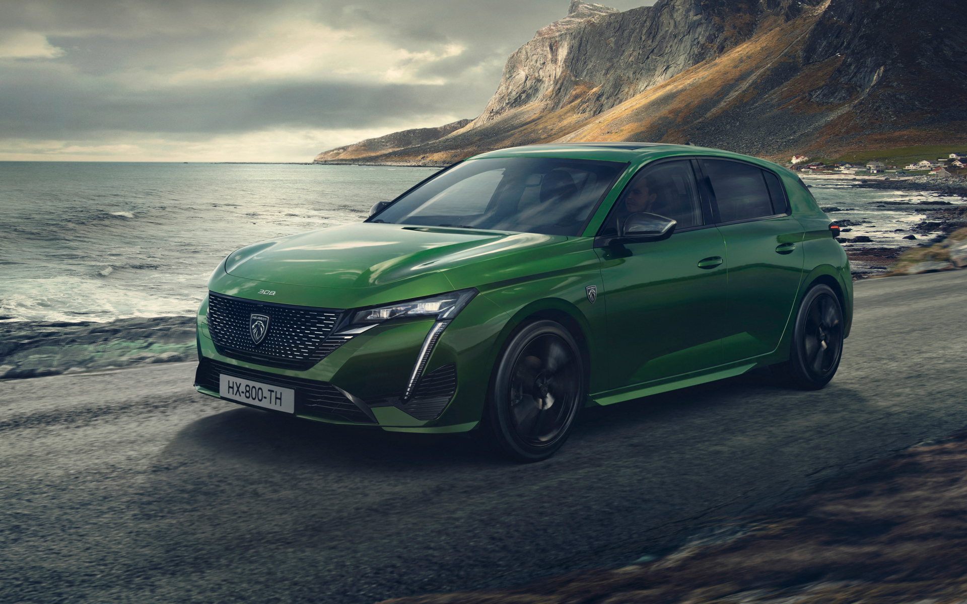 Зеленый автомобиль Peugeot 308, 2021 года у моря