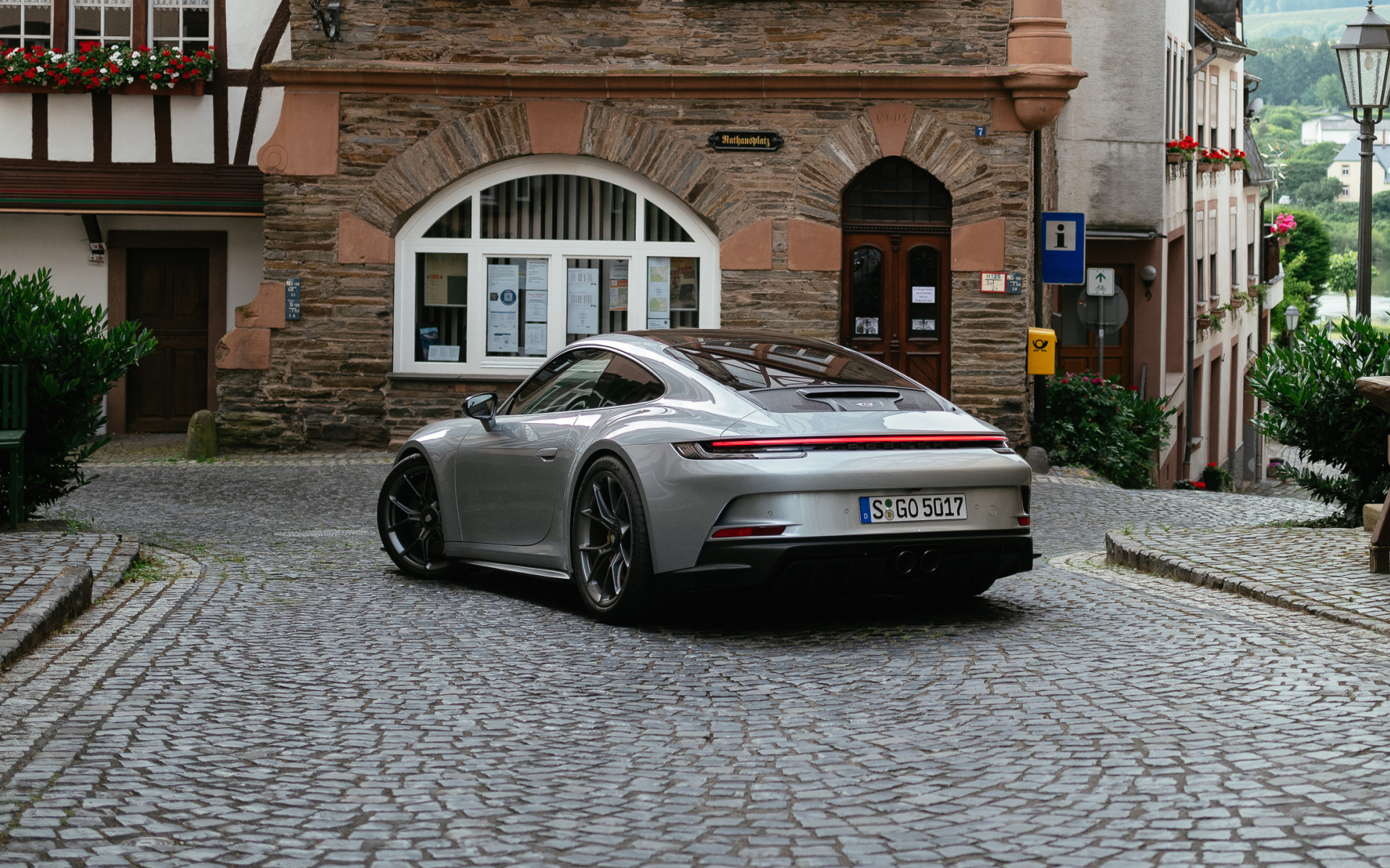 Автомобиль Porsche 911 GT3 Touring PDK 2021 года вид сзади