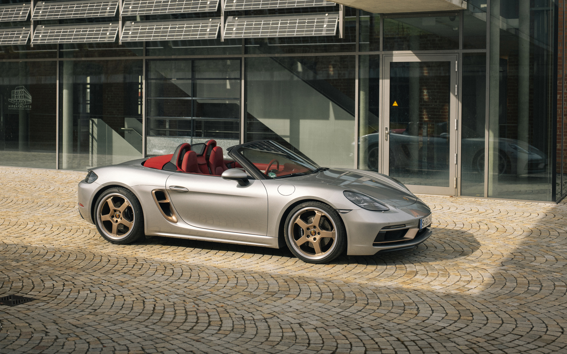 Спортивный кабриолет Porsche Boxster 25 Jahre 2021  года у дома