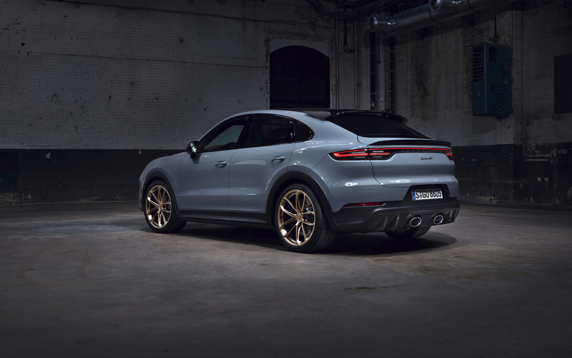 Автомобиль Porsche Cayenne Turbo GT 2021 года вид сзади
