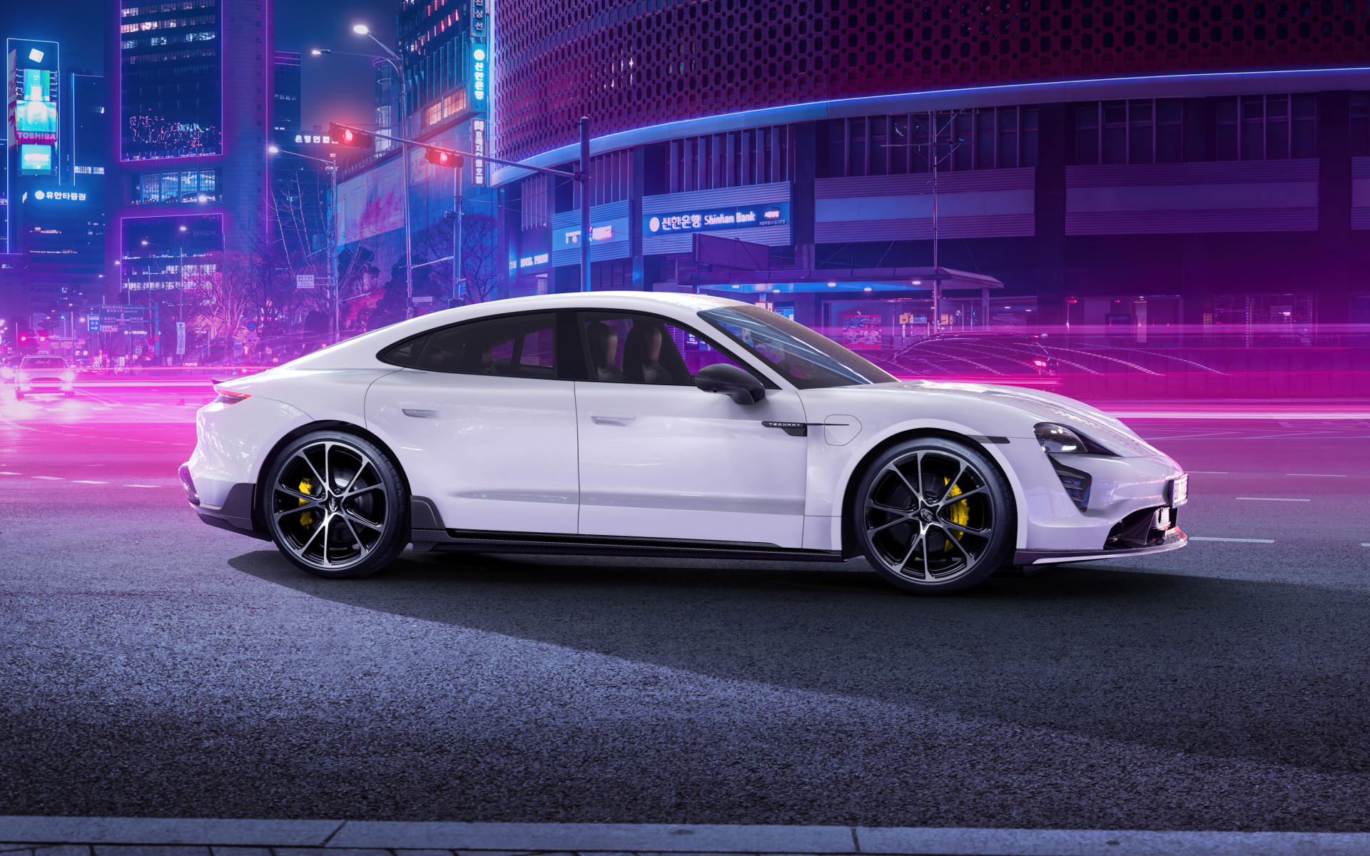 Белый автомобиль Porsche Taycan Aerokit 2021 года в мегаполисе