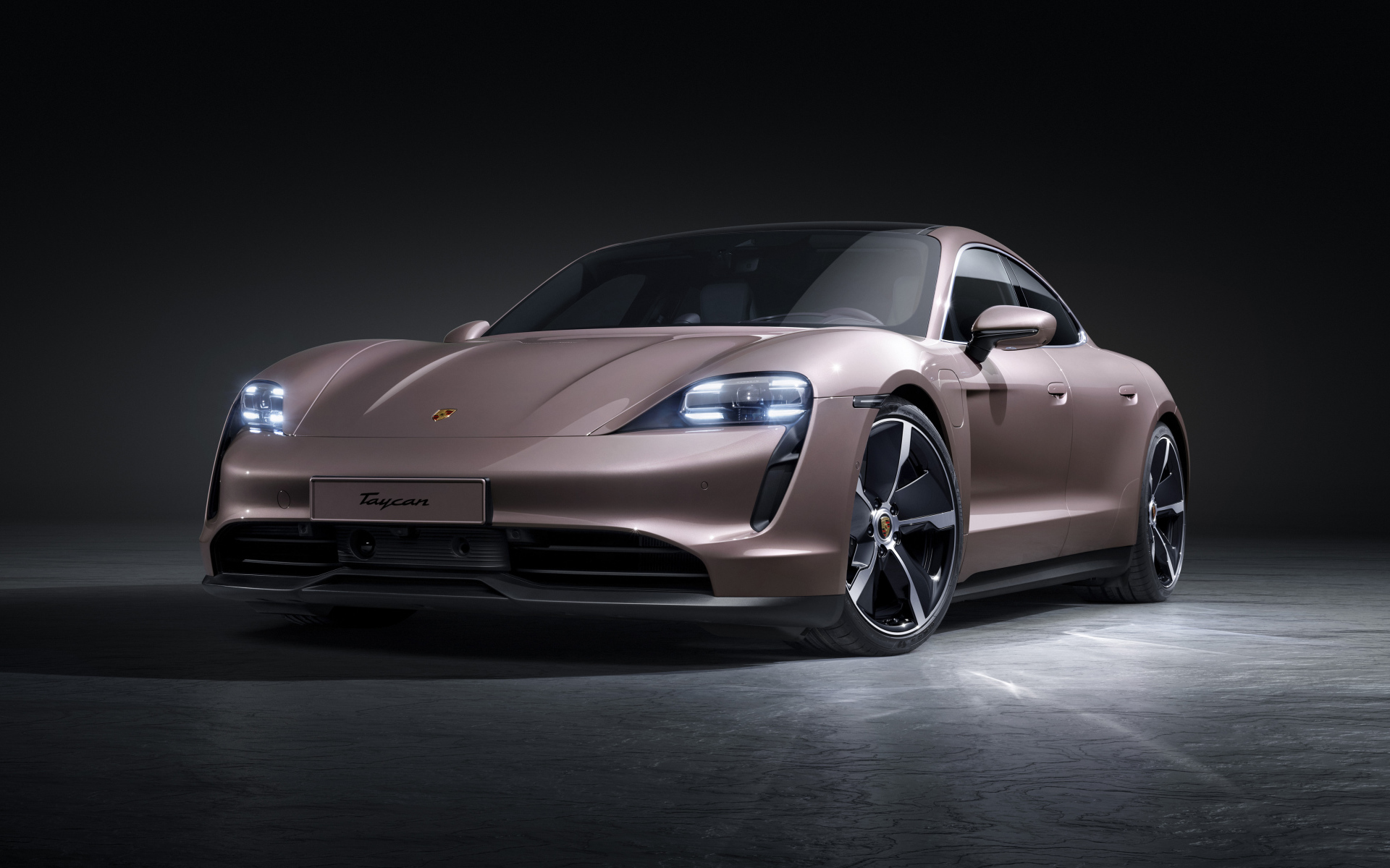 Спортивный автомобиль  Porsche Taycan 2021 года на черном фоне
