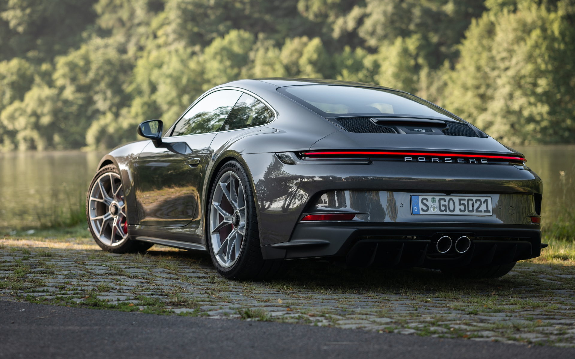 Быстрый Porsche 911 GT3 Touring MT 2021 года вид сзади