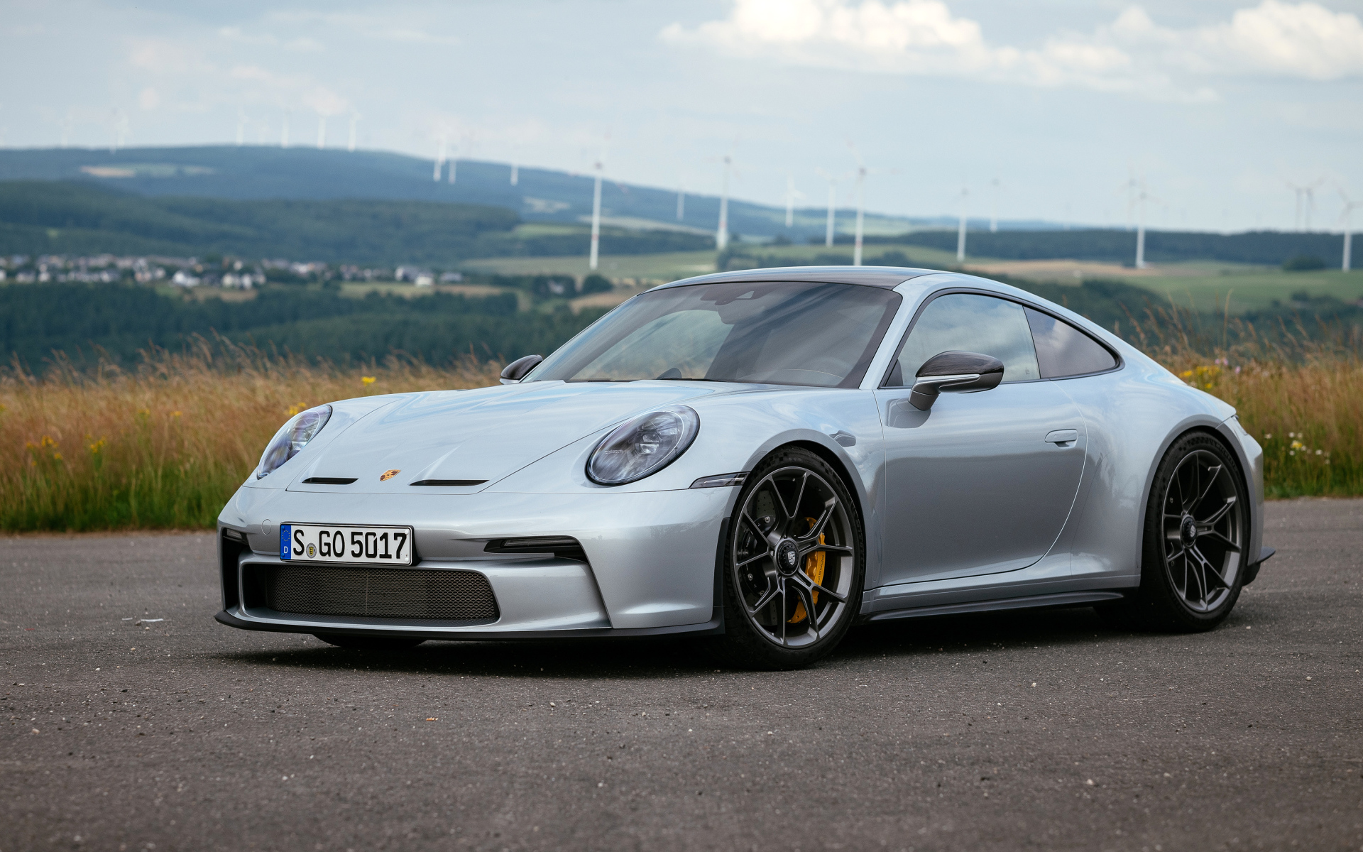 Быстрый Porsche 911 GT3 Touring PDK 2021 года на дороге
