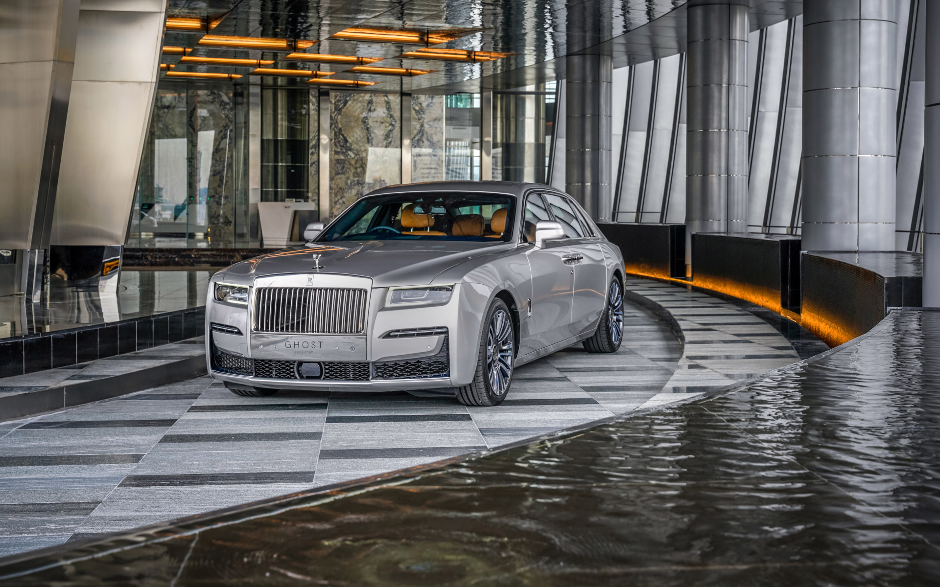 Автомобиль Rolls-Royce Ghost EWB 2021 года у воды