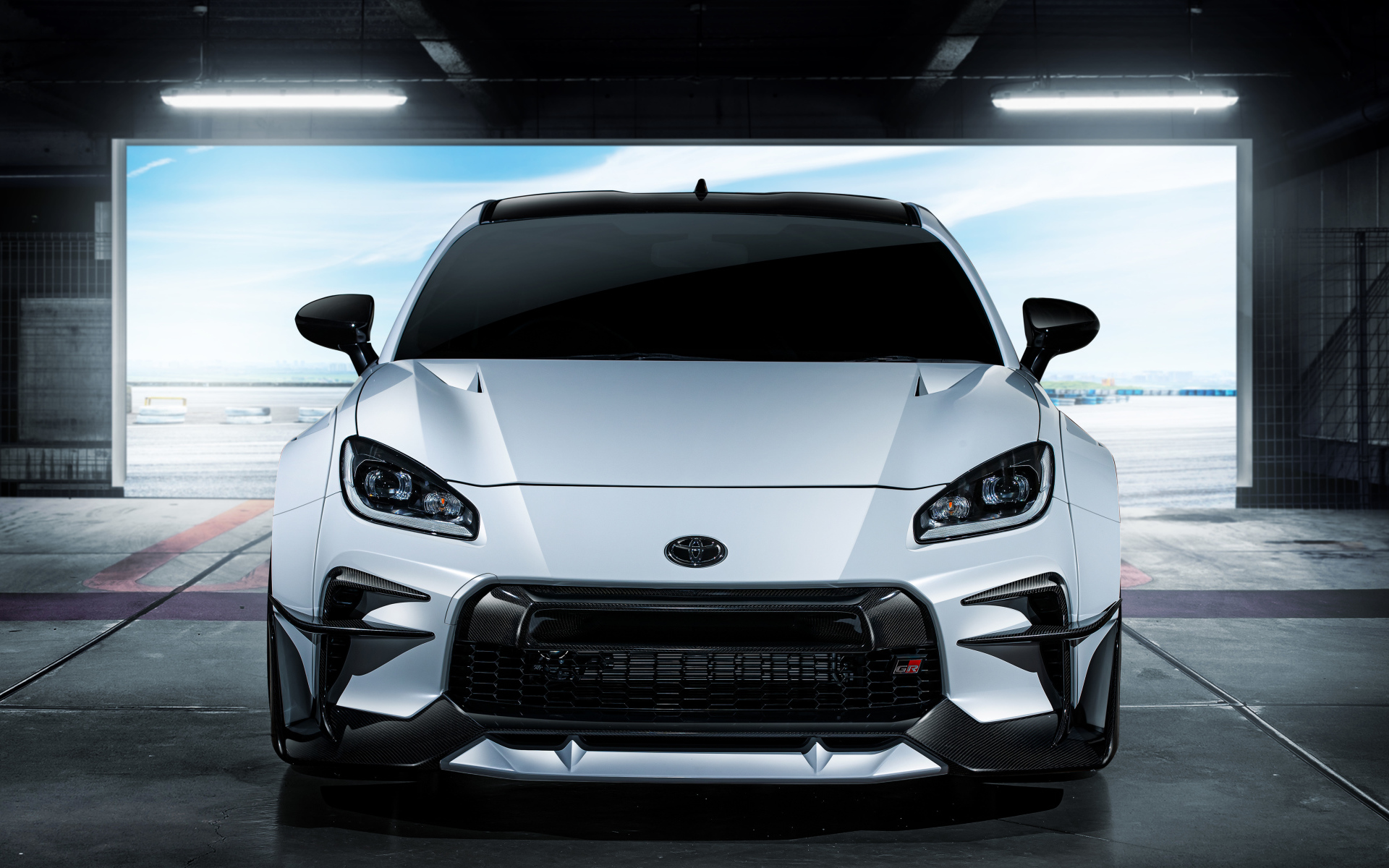 Белый автомобиль Toyota GR 86 GR Parts Concept 2021 года вид спереди 