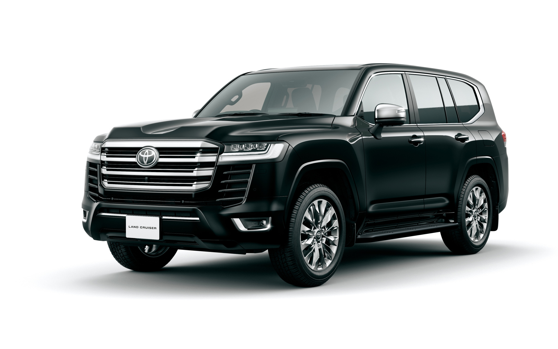 Черный внедорожник Toyota Land Cruiser ZX 2021 года на белом фоне 