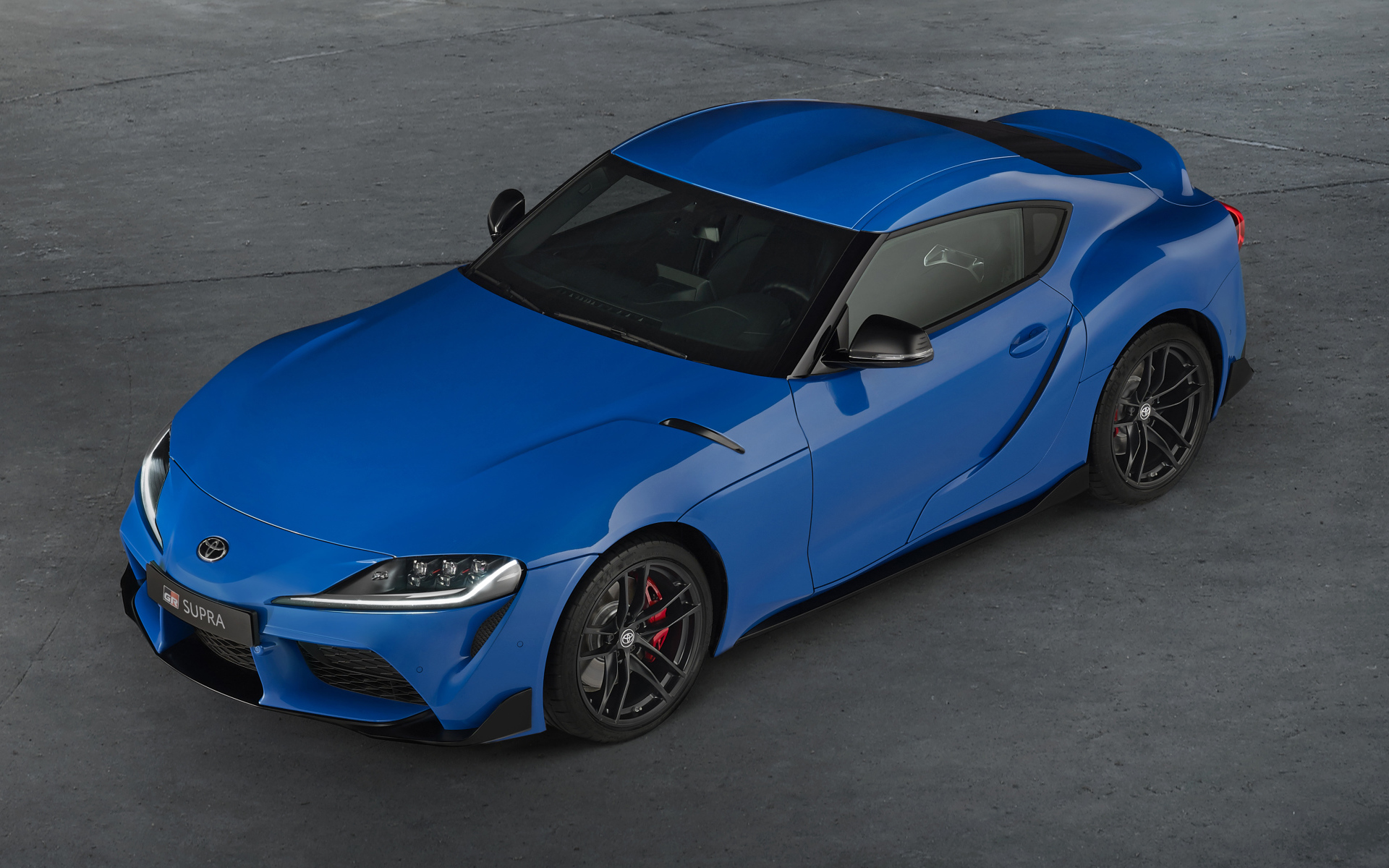 Синий автомобиль Toyota GR Supra, 2021 года вид сверху