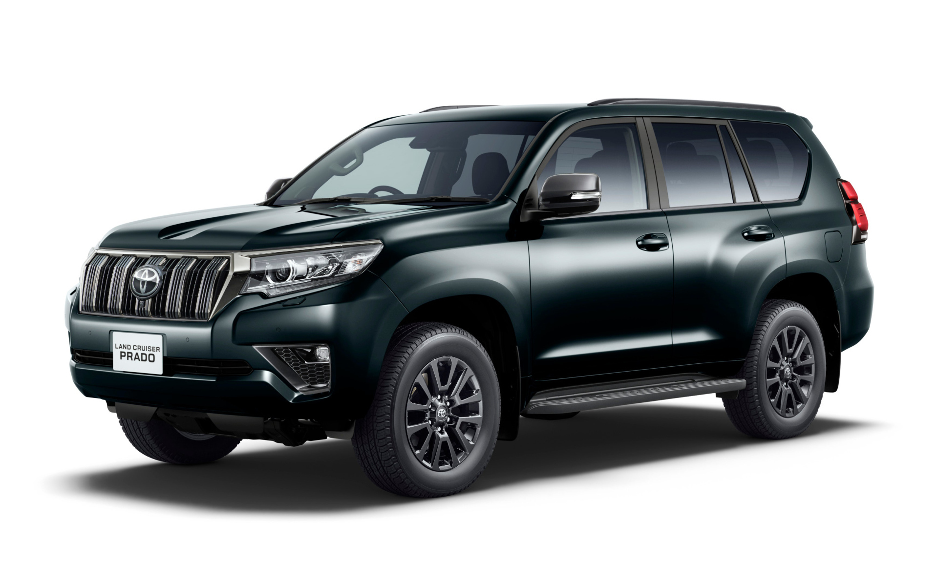 Внедорожник Land Cruiser Prado TX L, 2021 года на белом фоне