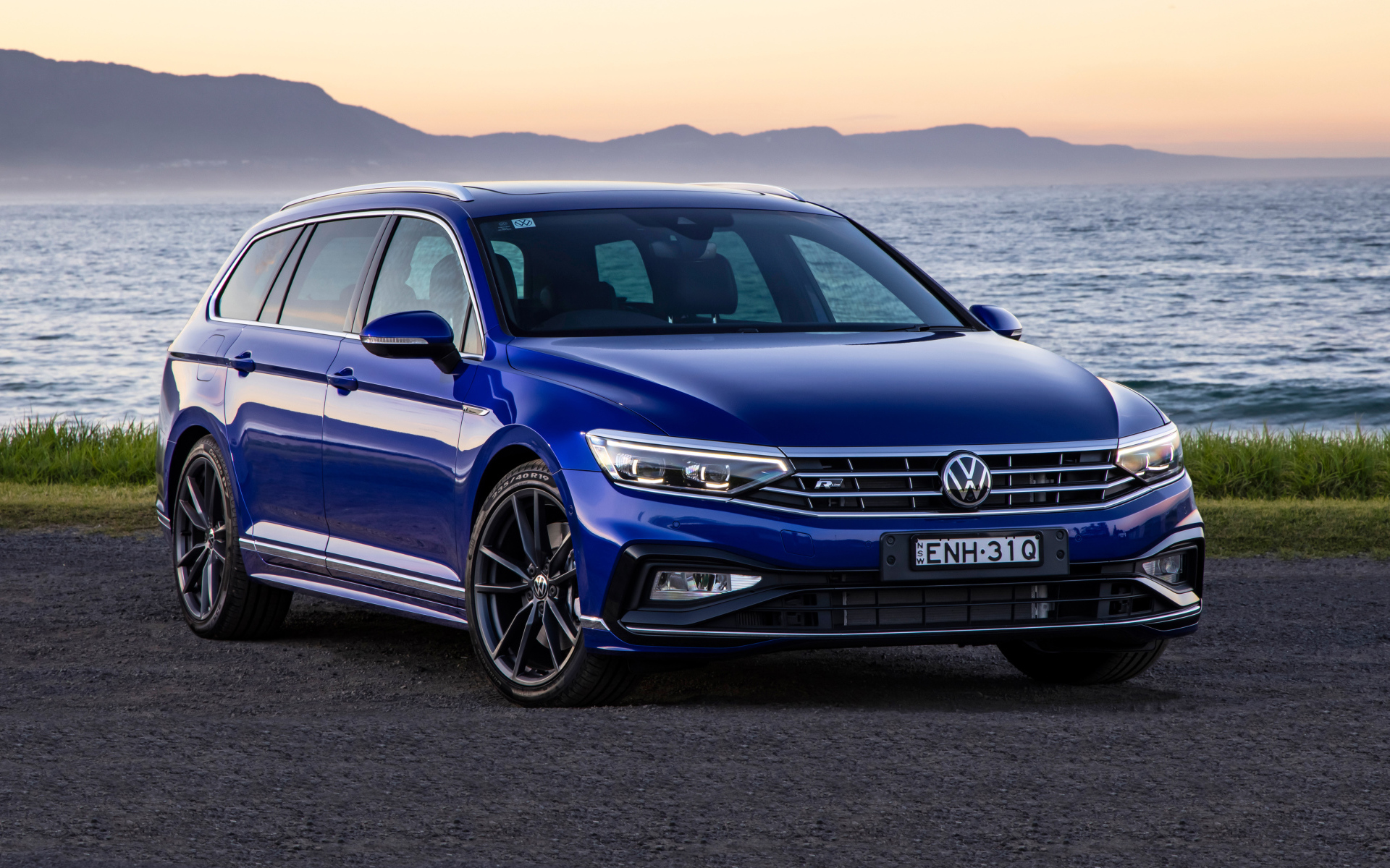 Синий автомобиль Volkswagen Passat R-Line Variant 2021 года у воды