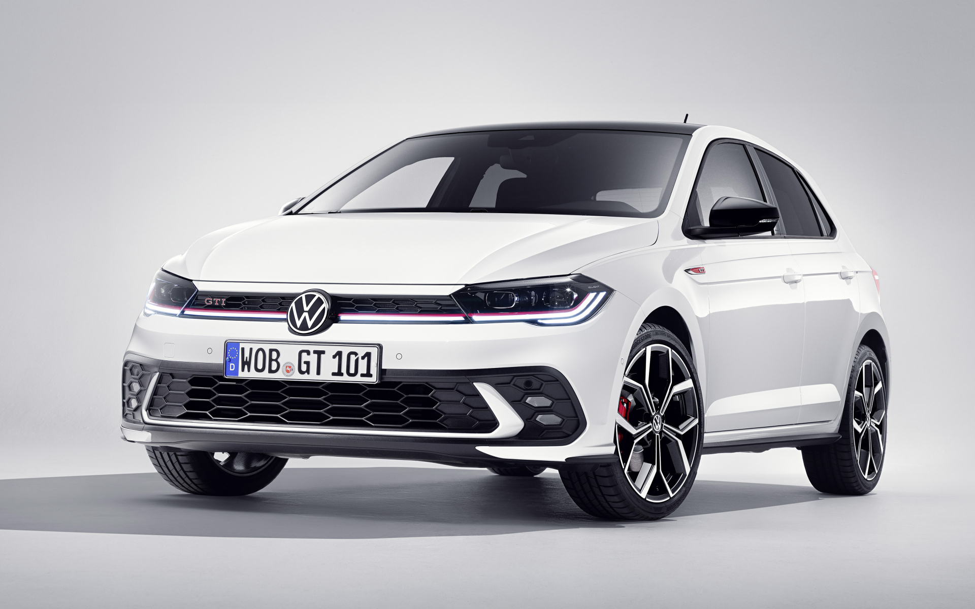Белый автомобиль  Volkswagen Polo GTI 2021  года вид спереди