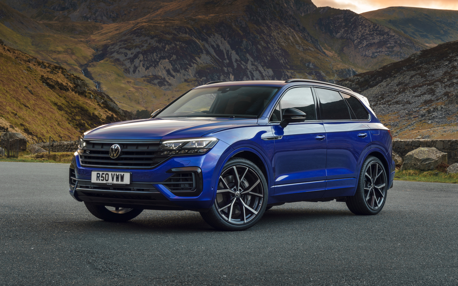 Внедорожник Volkswagen Touareg R E Hybrid 2021 года у гор