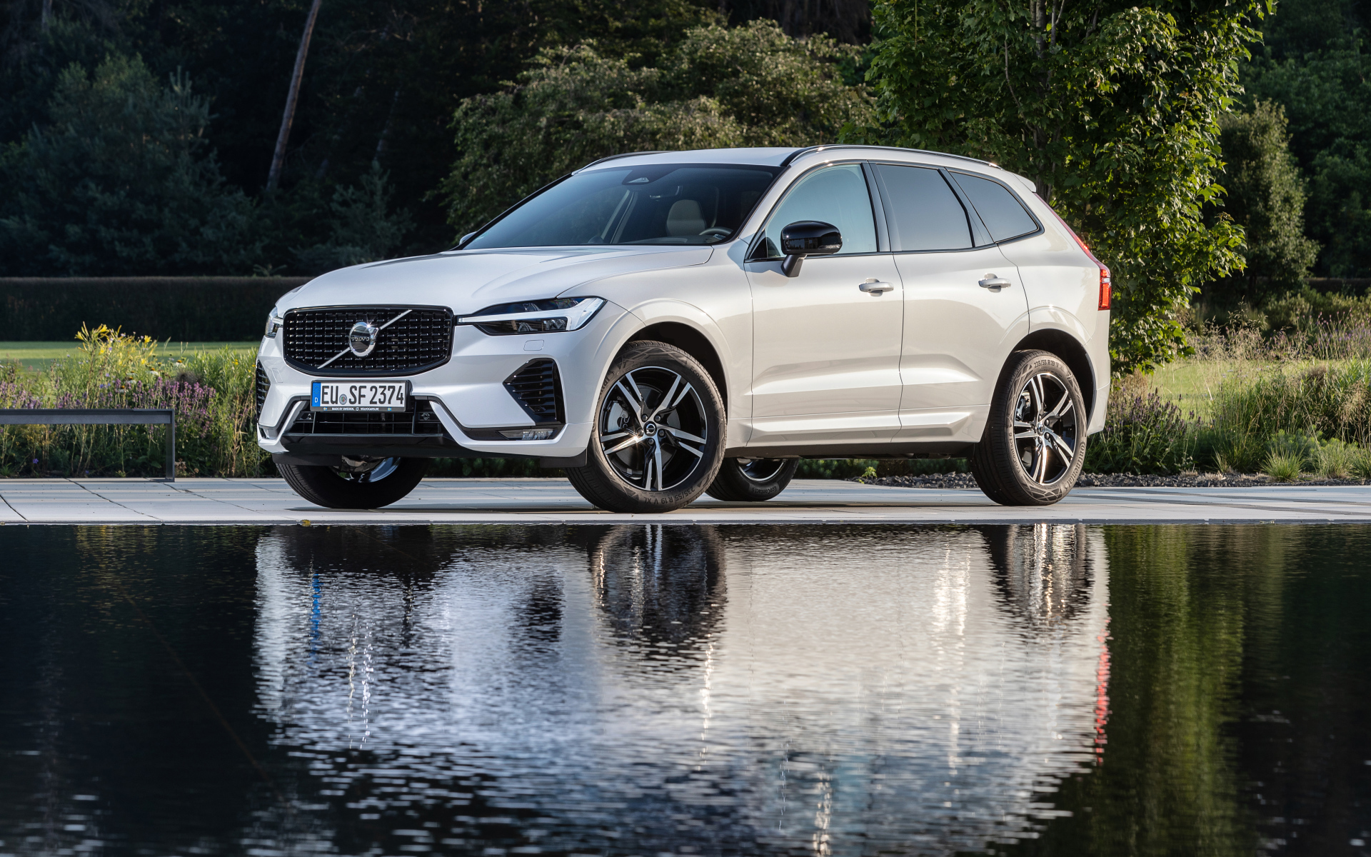 Белый автомобиль Volvo XC60 у воды 