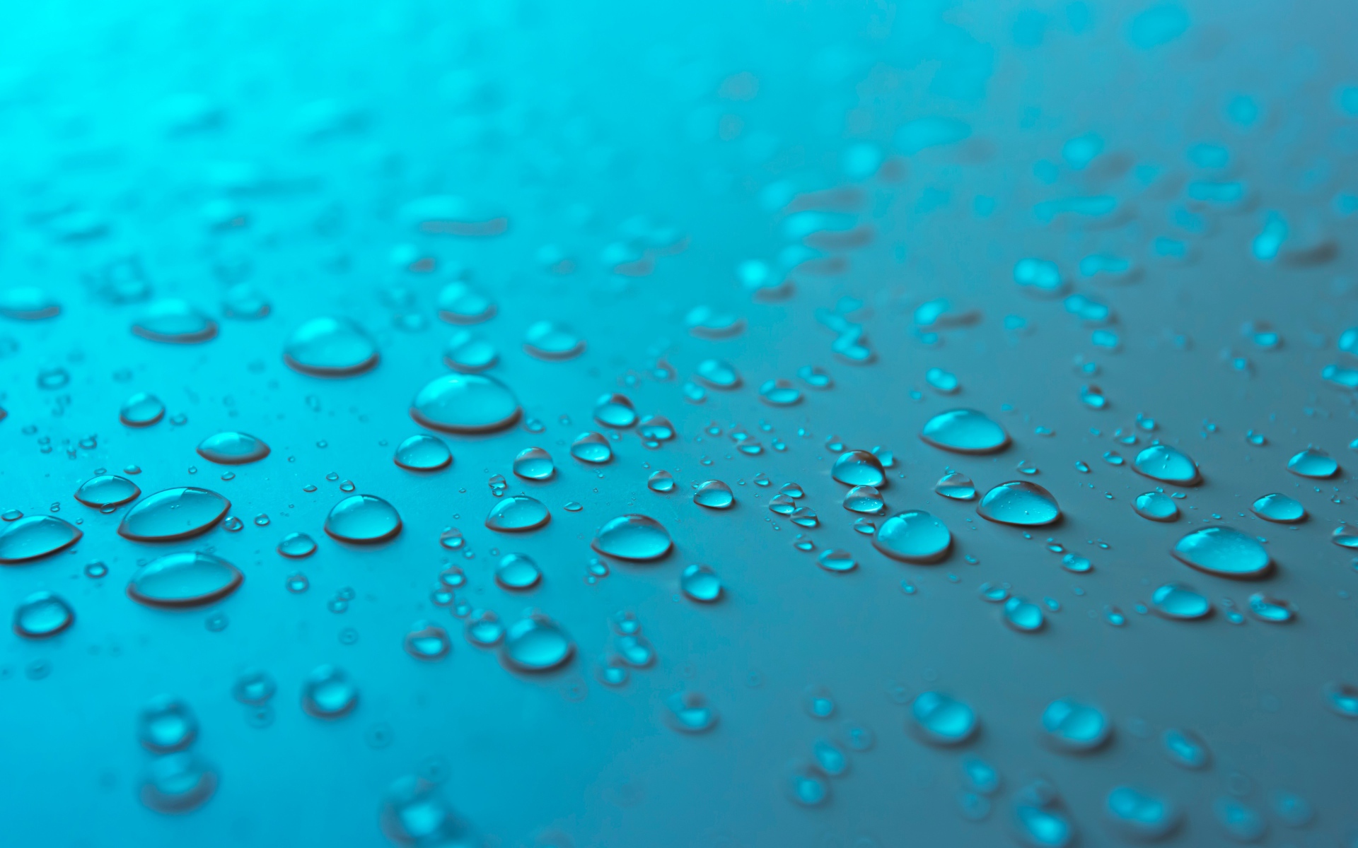 Голубой фон с каплями воды на поверхности
