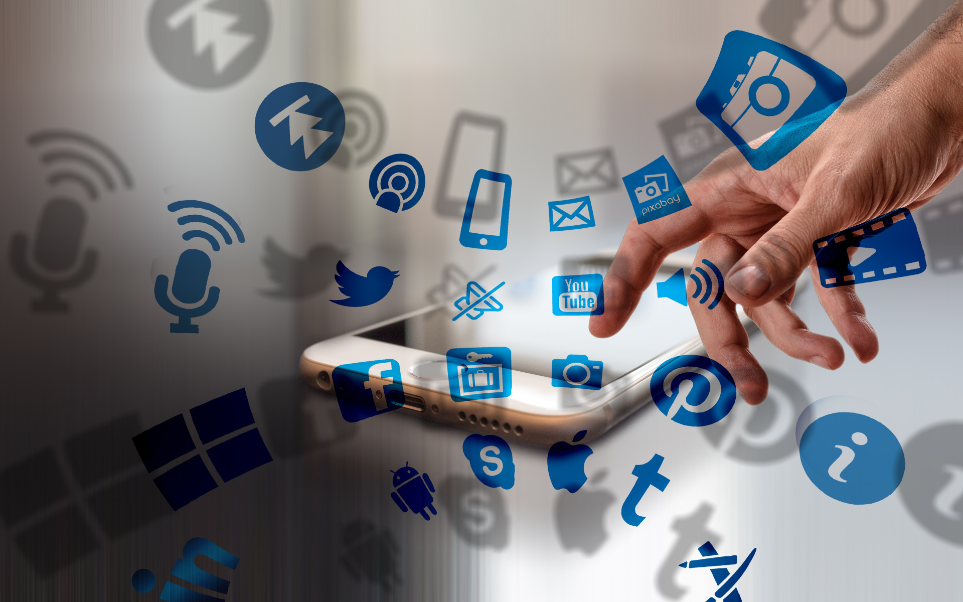 Значки социальных сетей со смартфоном 