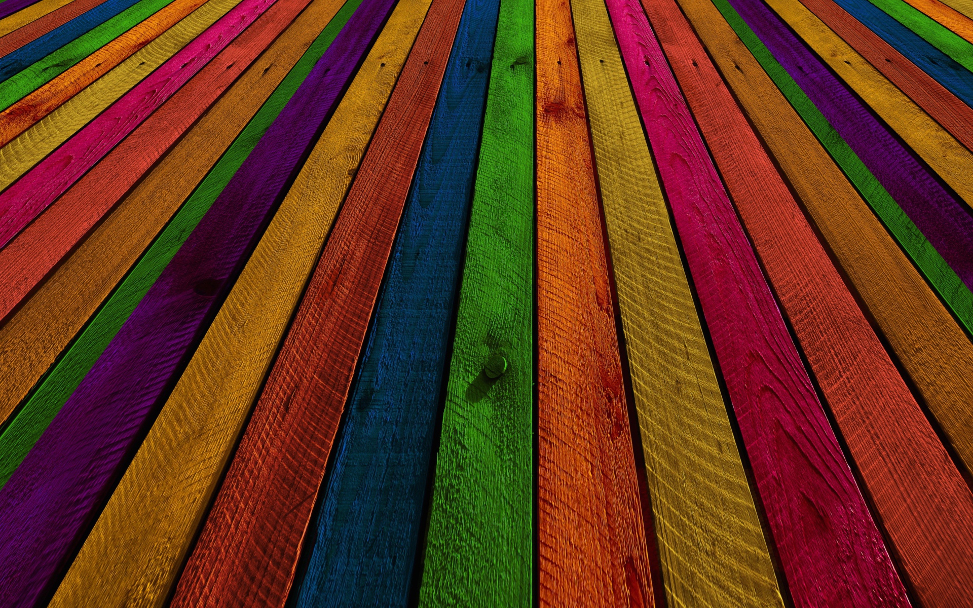 Красивые разноцветные доски на заборе