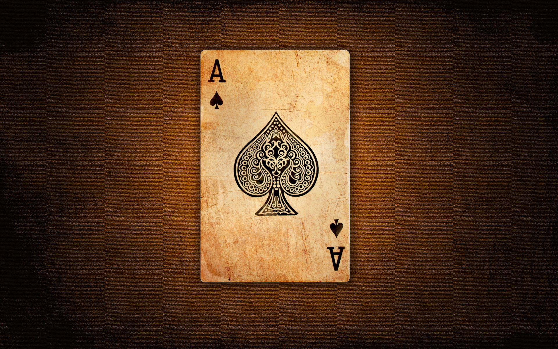 Черный пиковый туз на коричневом  фоне