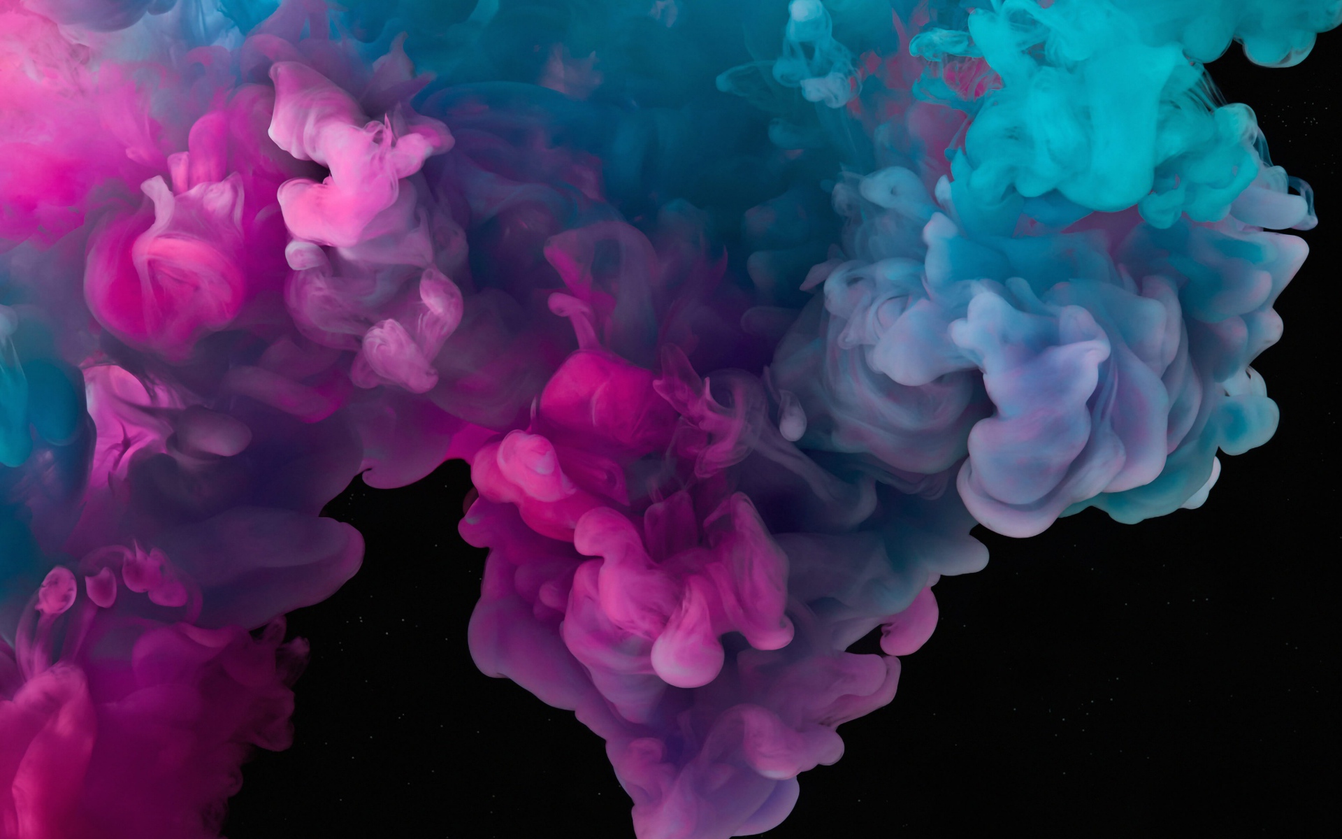 Голубой с красным дым на черном фоне 