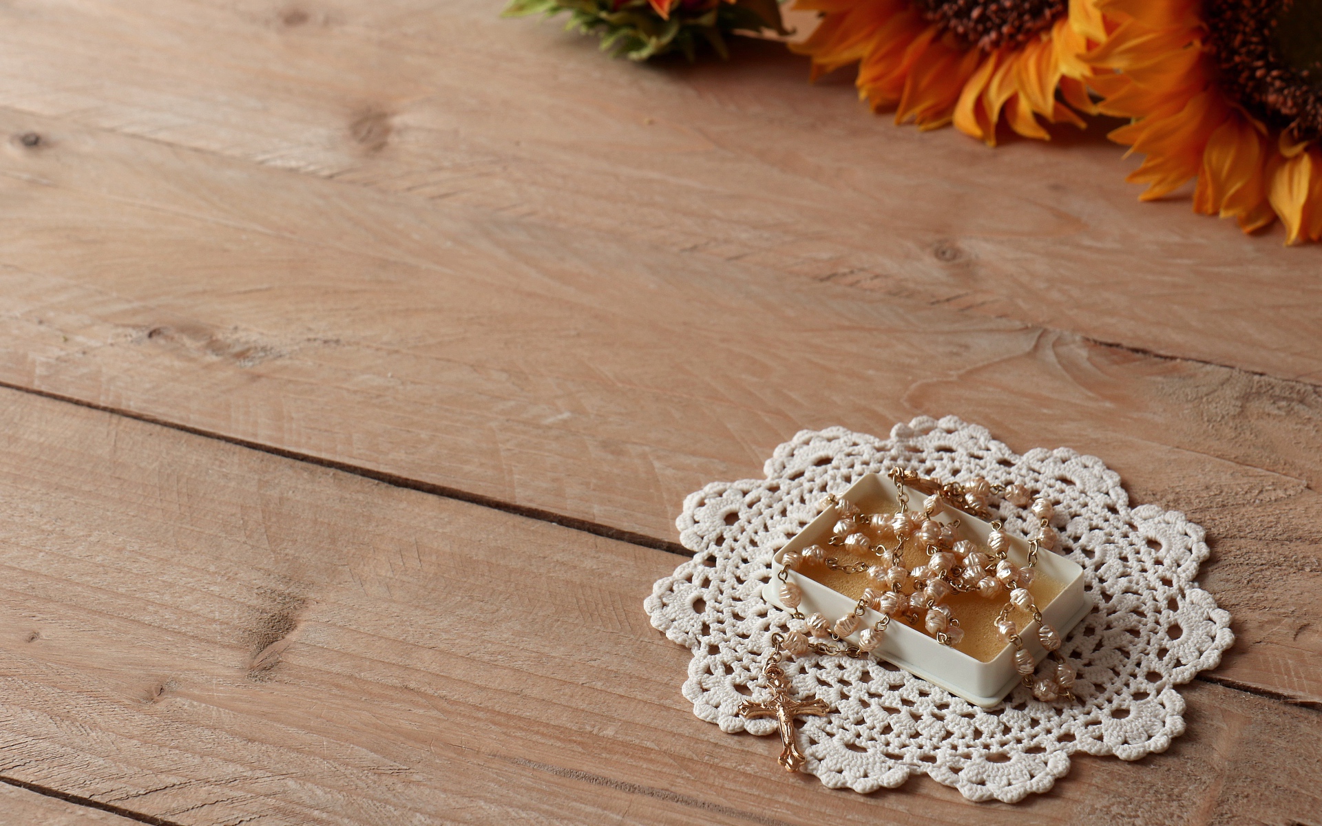 Крестик на цепочке с салфеткой на столе