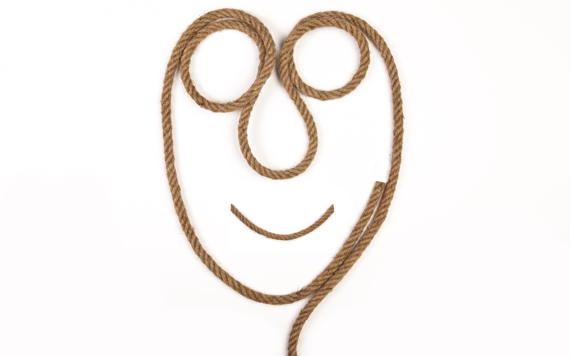 Лицо из веревки на белом фоне