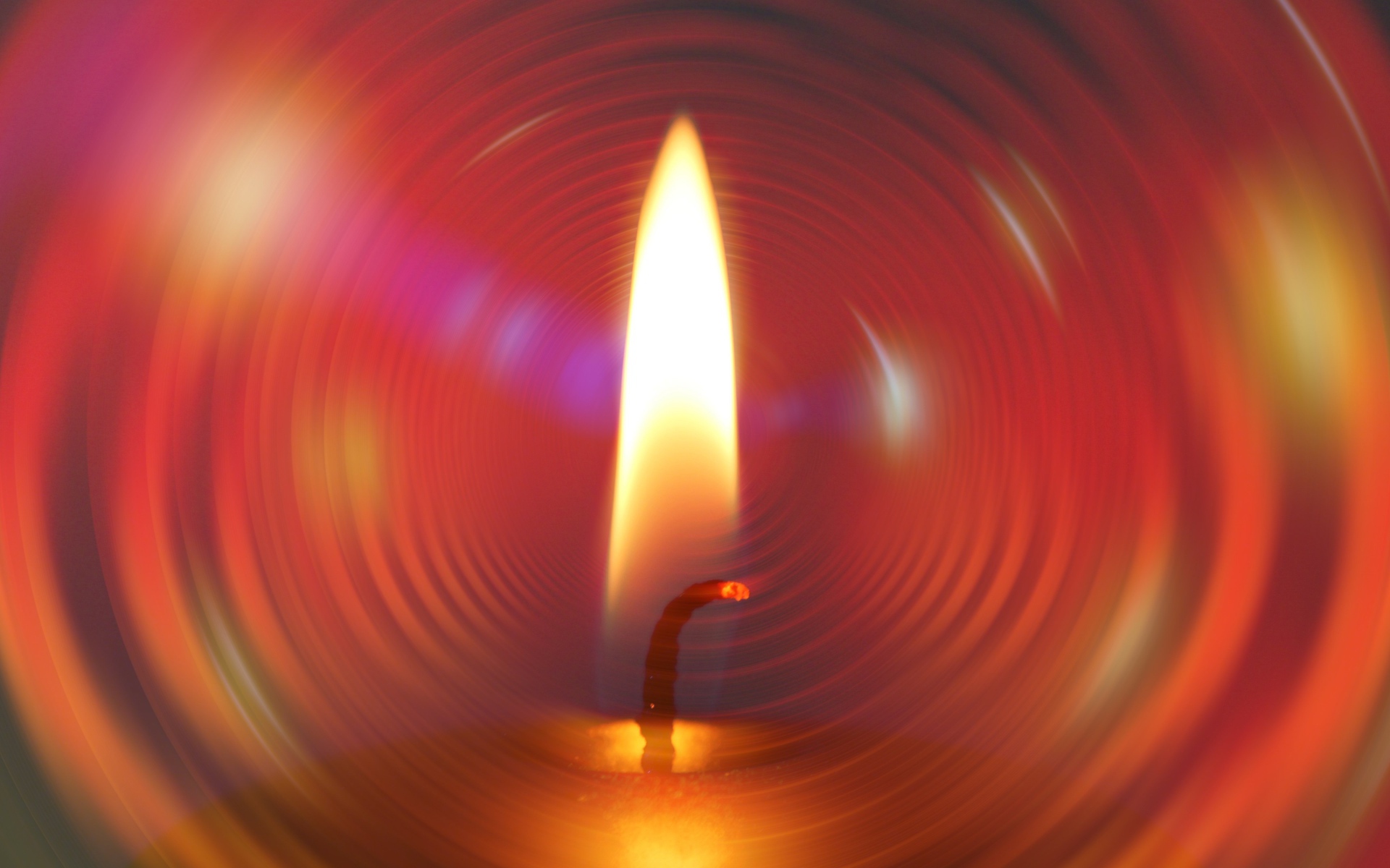 Огонь свечи на фоне красного круга 