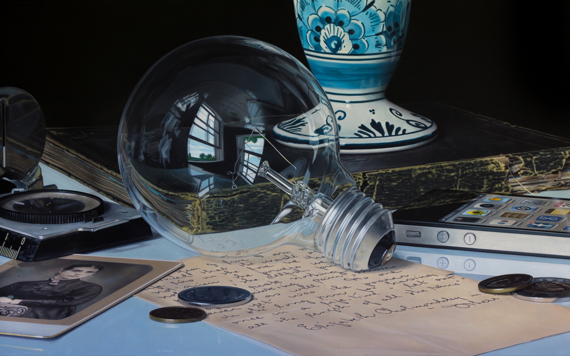 Стеклянная лампочка на столе с монетами и письмом