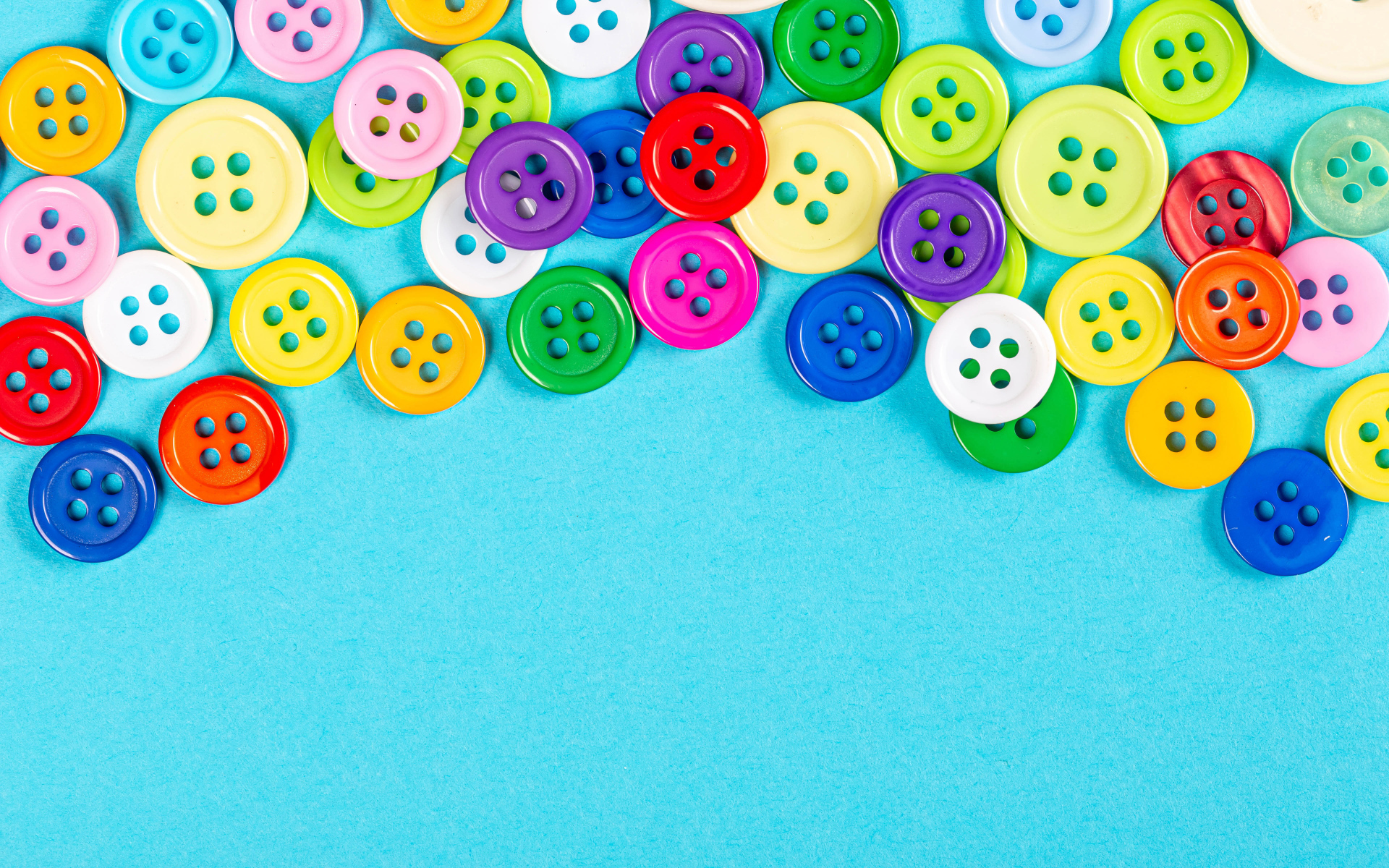 Разноцветные пуговицы на голубом фоне
