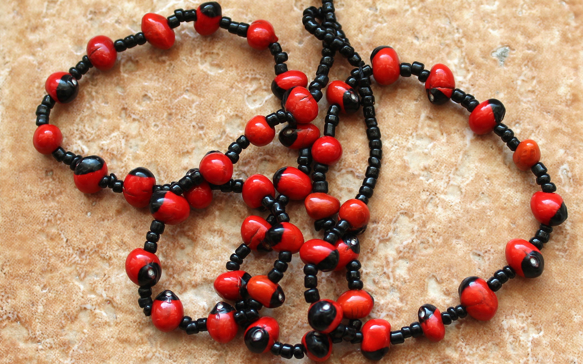 Красные и черные бусины в бусах на столе 