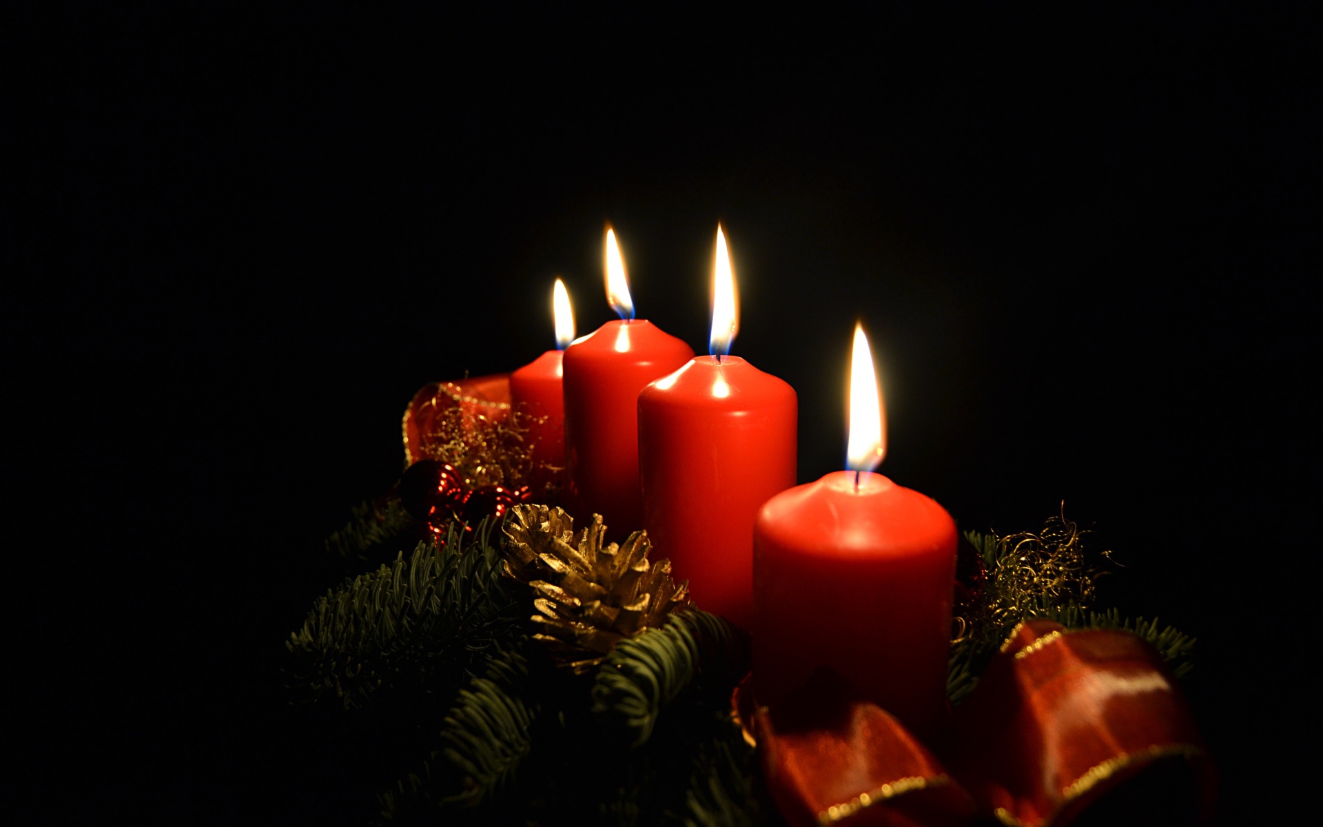 Красные праздничные свечи на черном фоне 