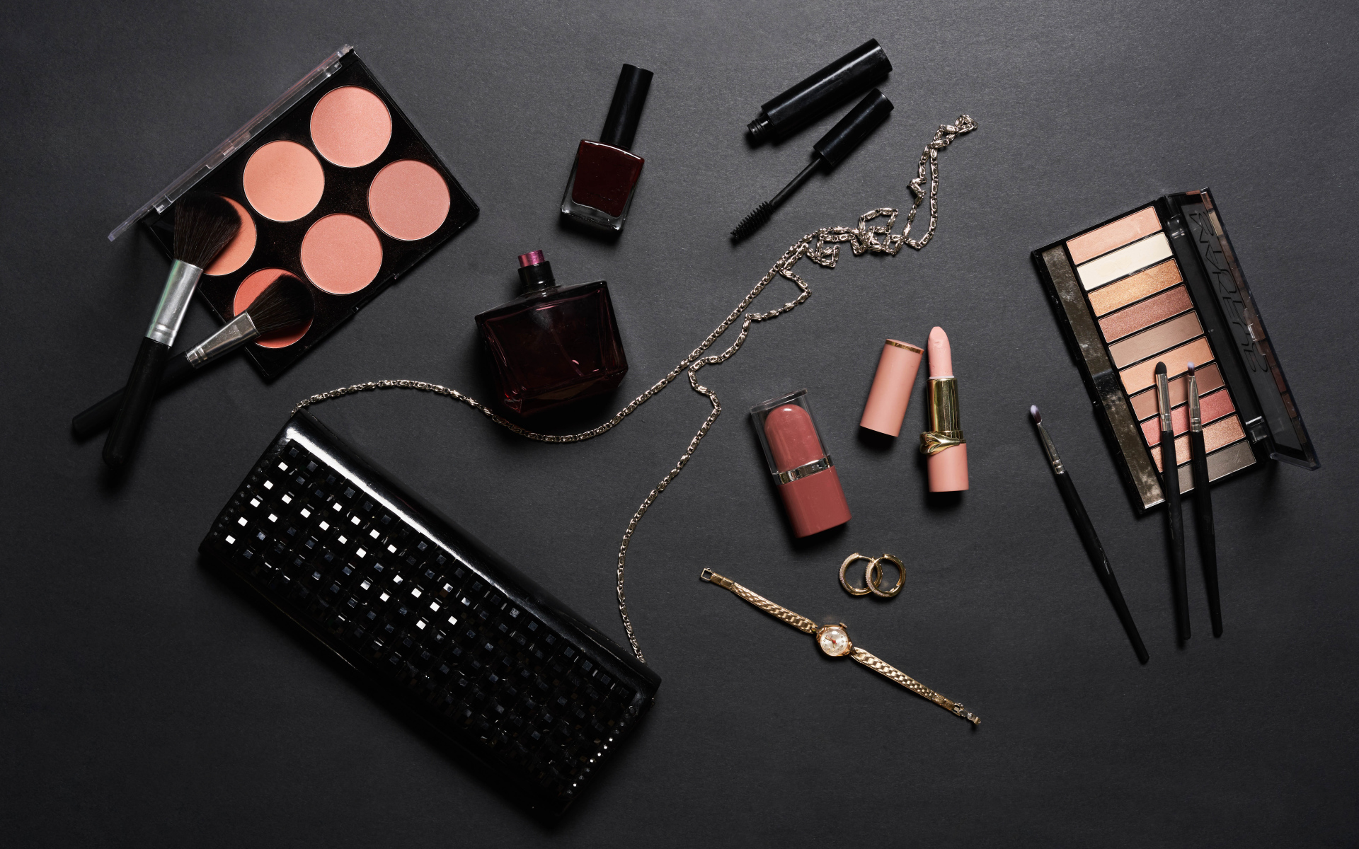 Набор косметики для девушки на сером фоне