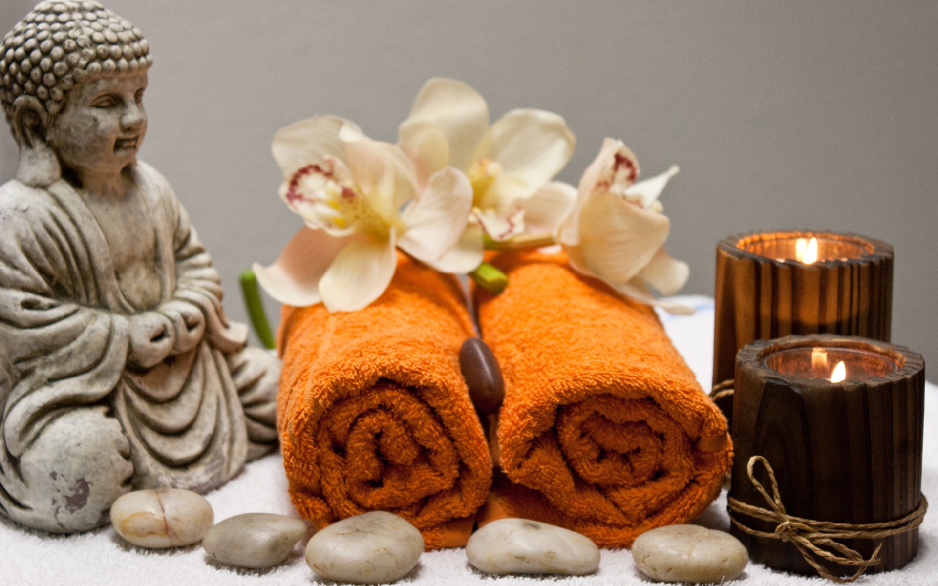 Полотенце, свечи, статуэтка и камни для SPA