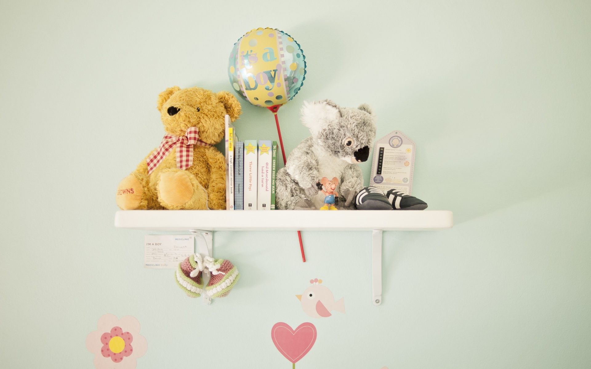 Игрушки на полке с книгами и шариком 