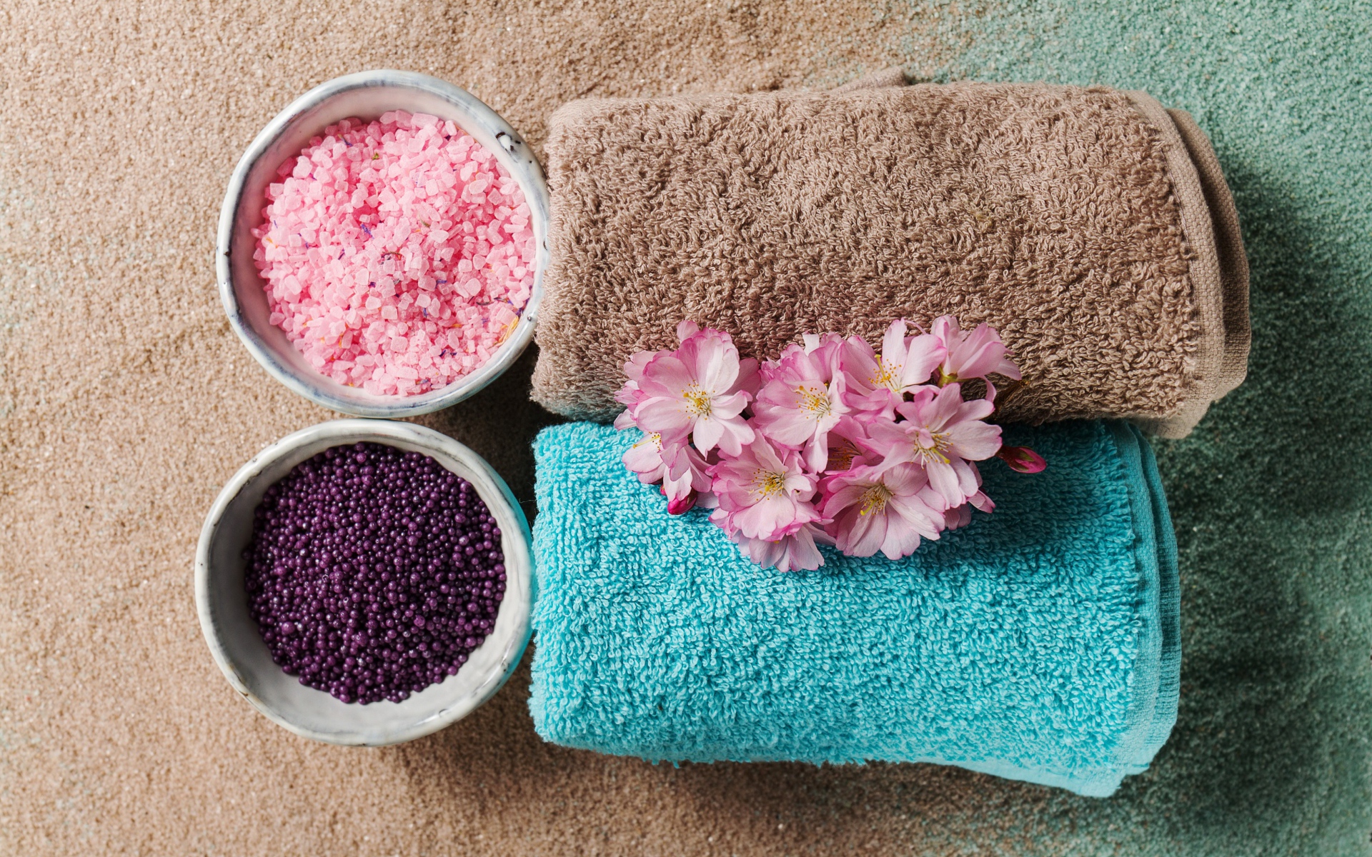 Два разноцветных полотенца и соль для ванн