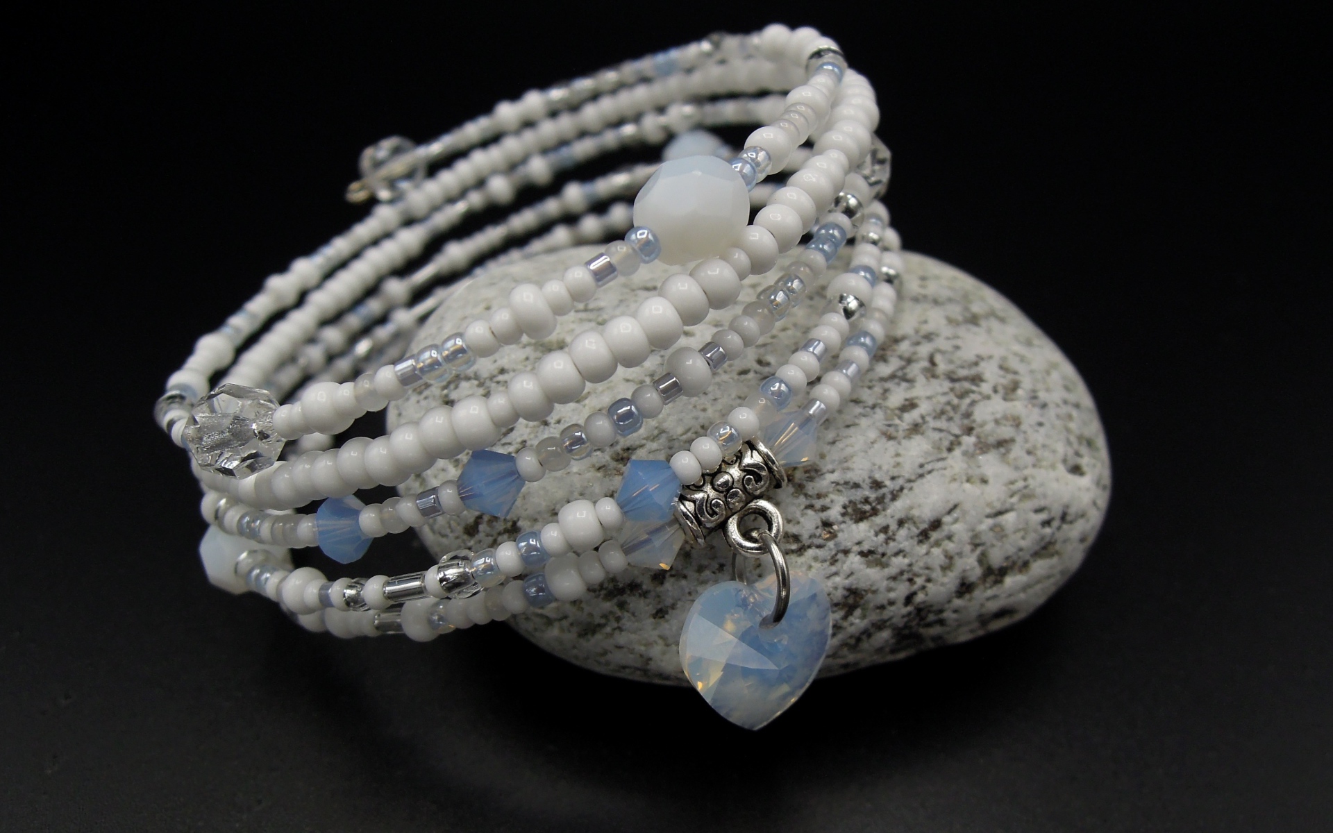 Браслет на руку с камнем на черном фоне