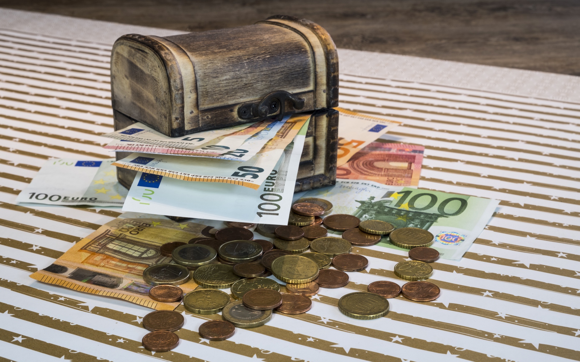 Деревянная шкатулка с бумажными купюрами евро и монетами