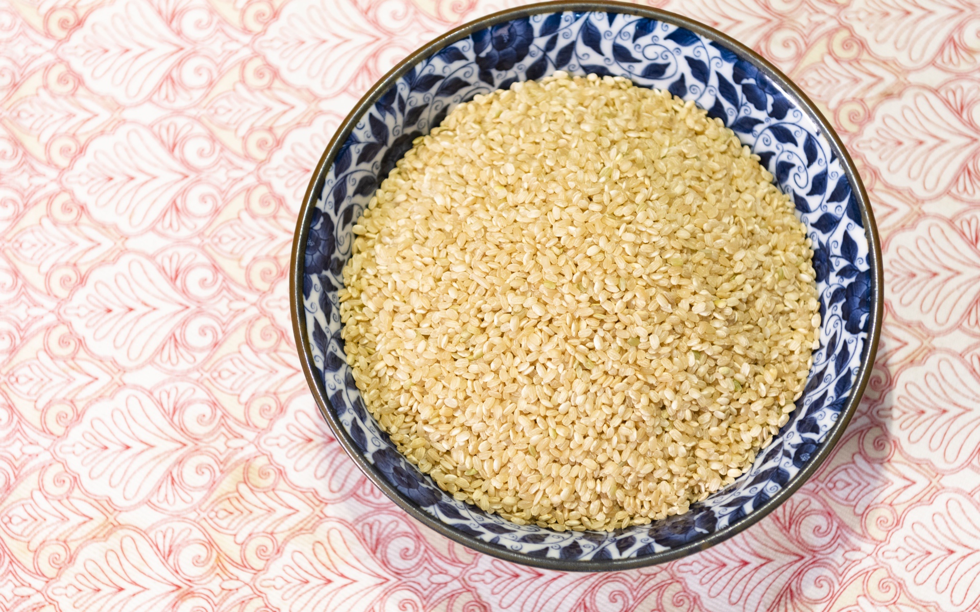 Тарелка кунжутных зерен на столе 
