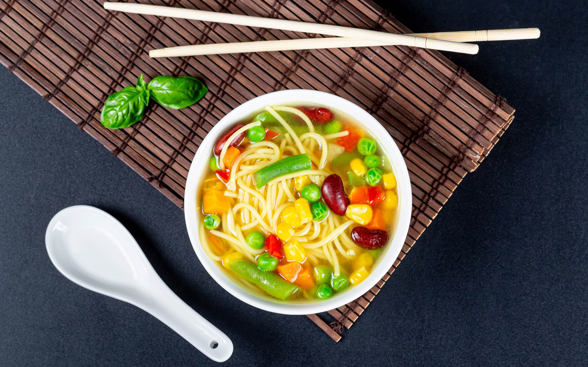 Аппетитный китайский суп с овощами