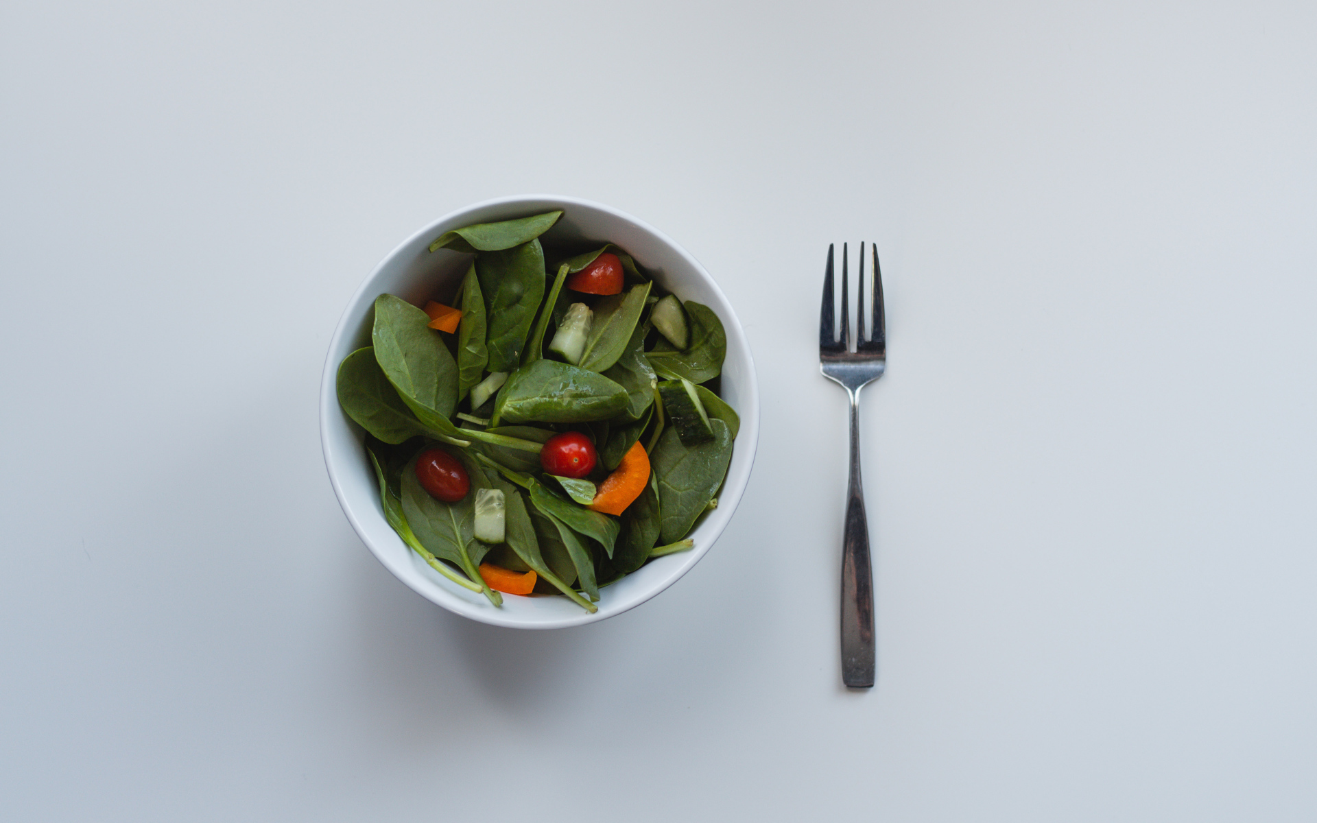 Салат из листьев базилика с огурцами и помидорами