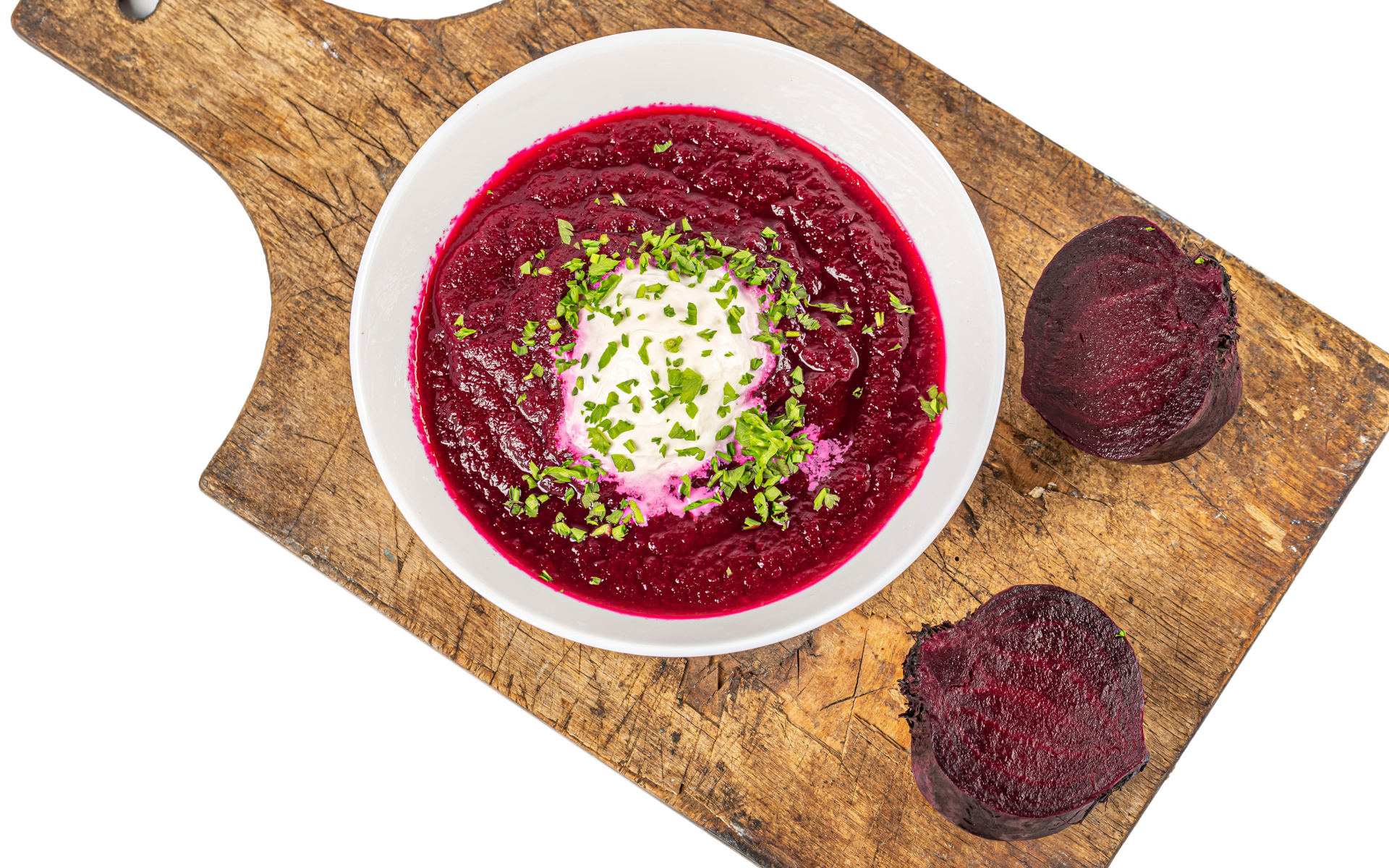 Свекольный суп в тарелке на белом фоне