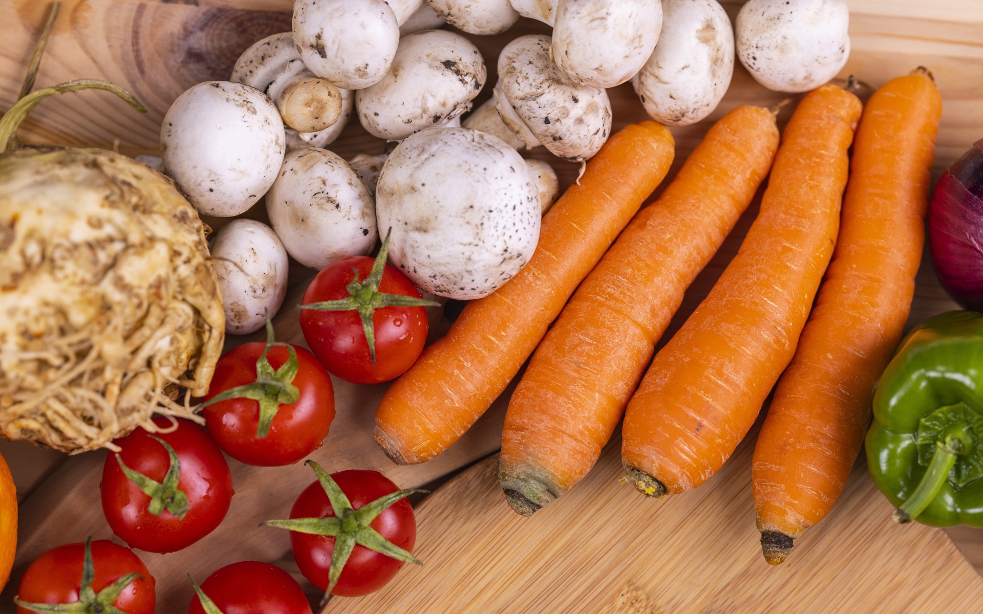 Шампиньоны с морковью и помидорами 