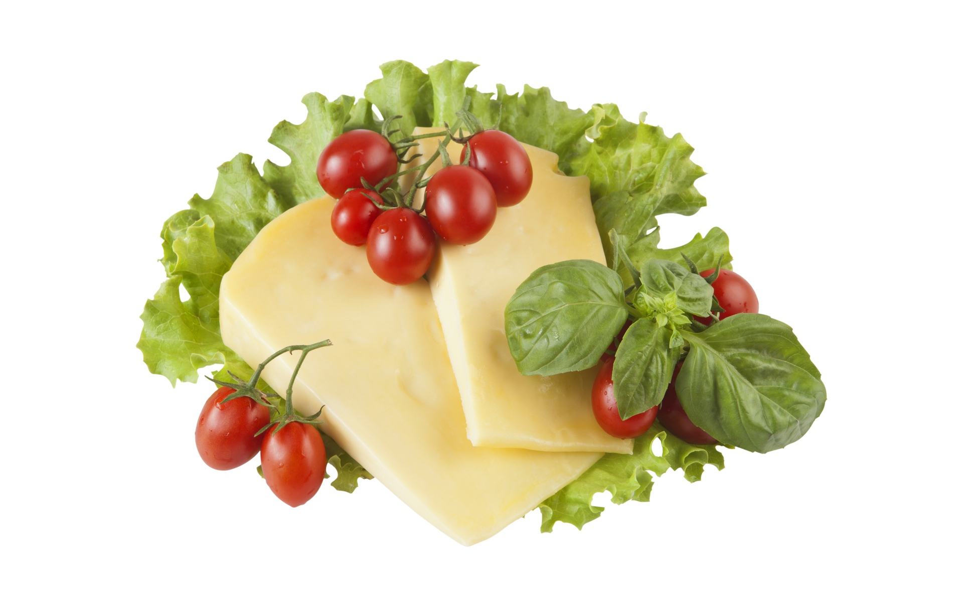 Сыр с помидорами, листьями салата и базиликом на белом фоне