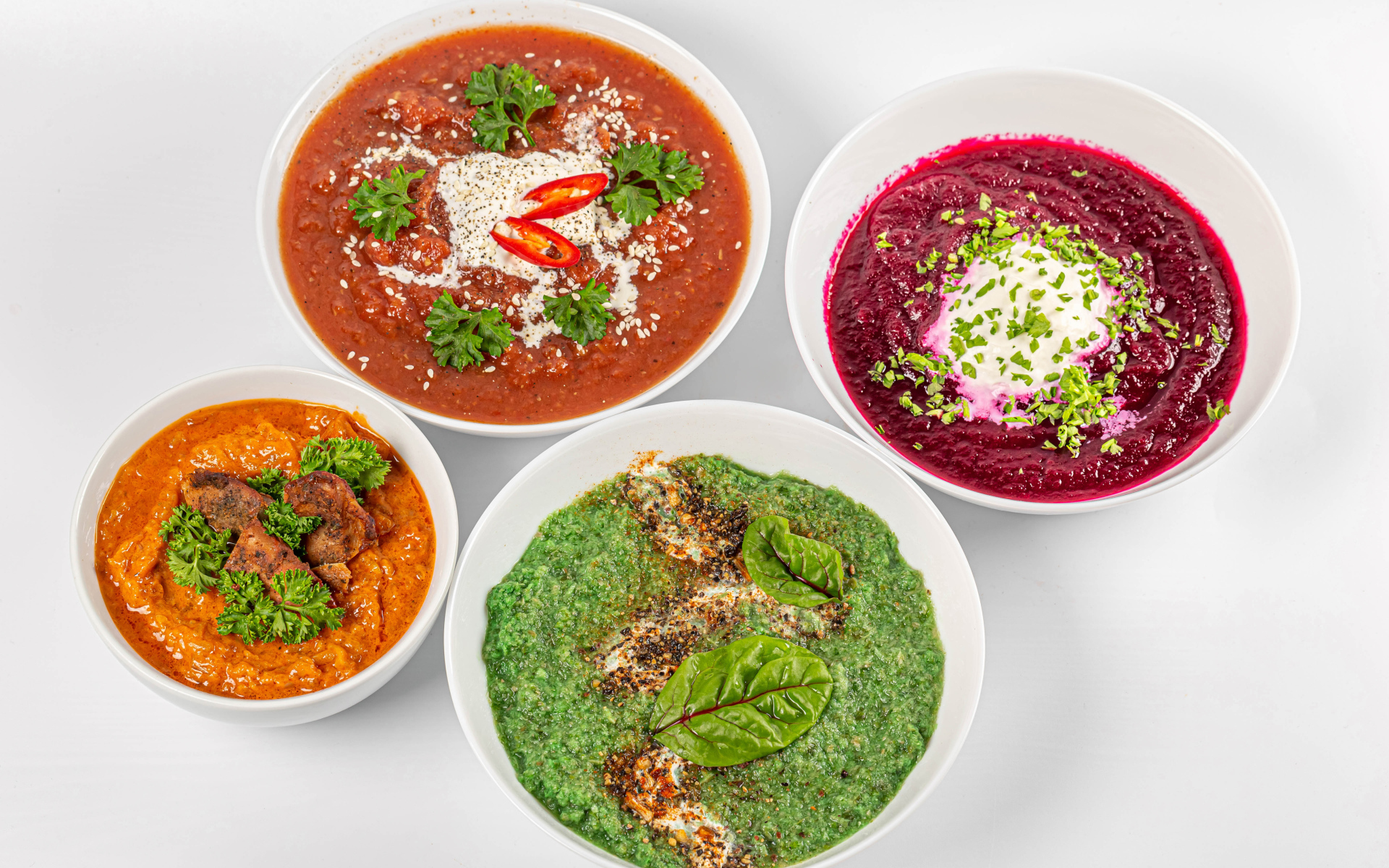 Разная икра из овощей на белом столе 