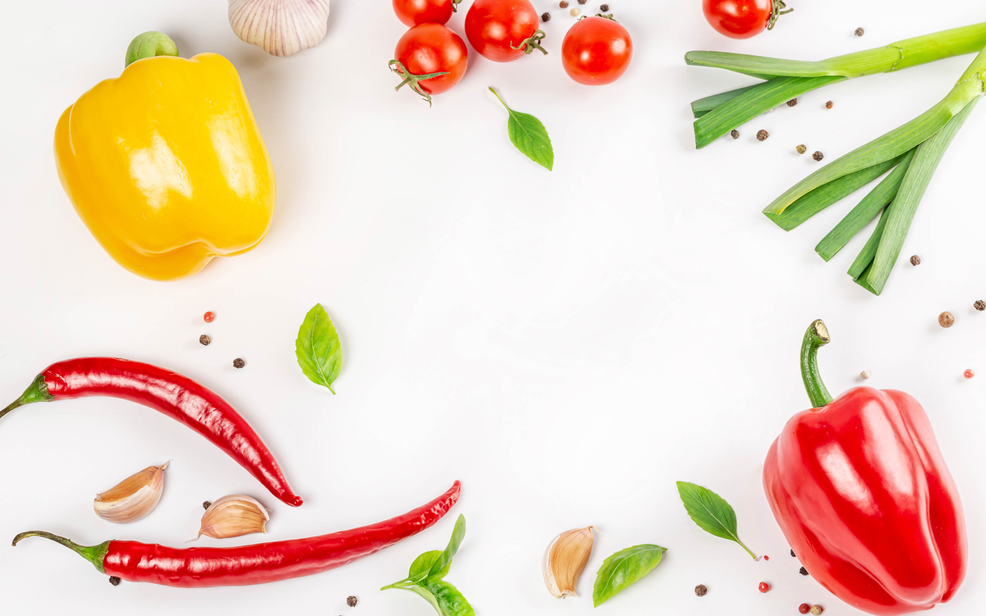 Разный перец на белом фоне с чесноком и помидорами