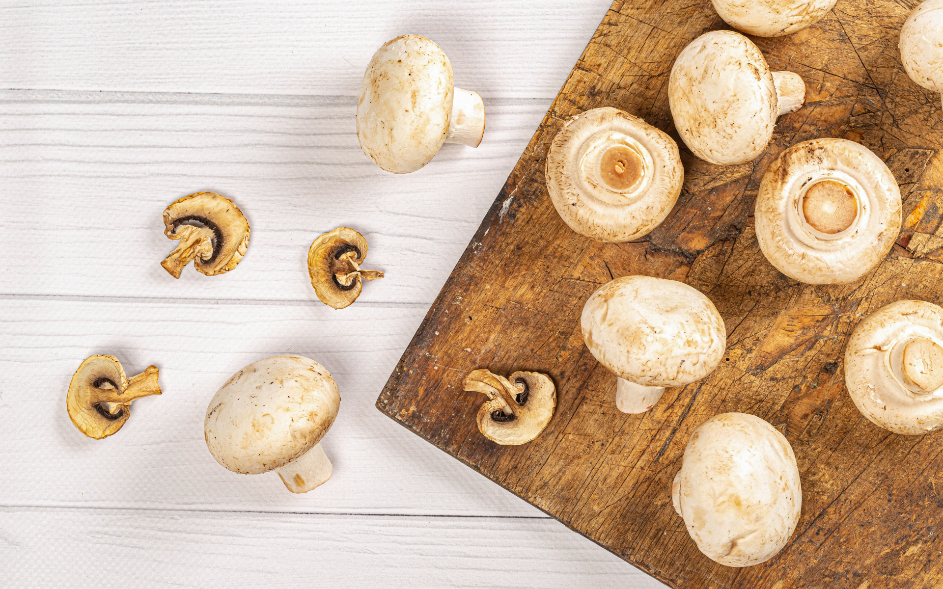 Свежие шампиньоны на разделочной доске