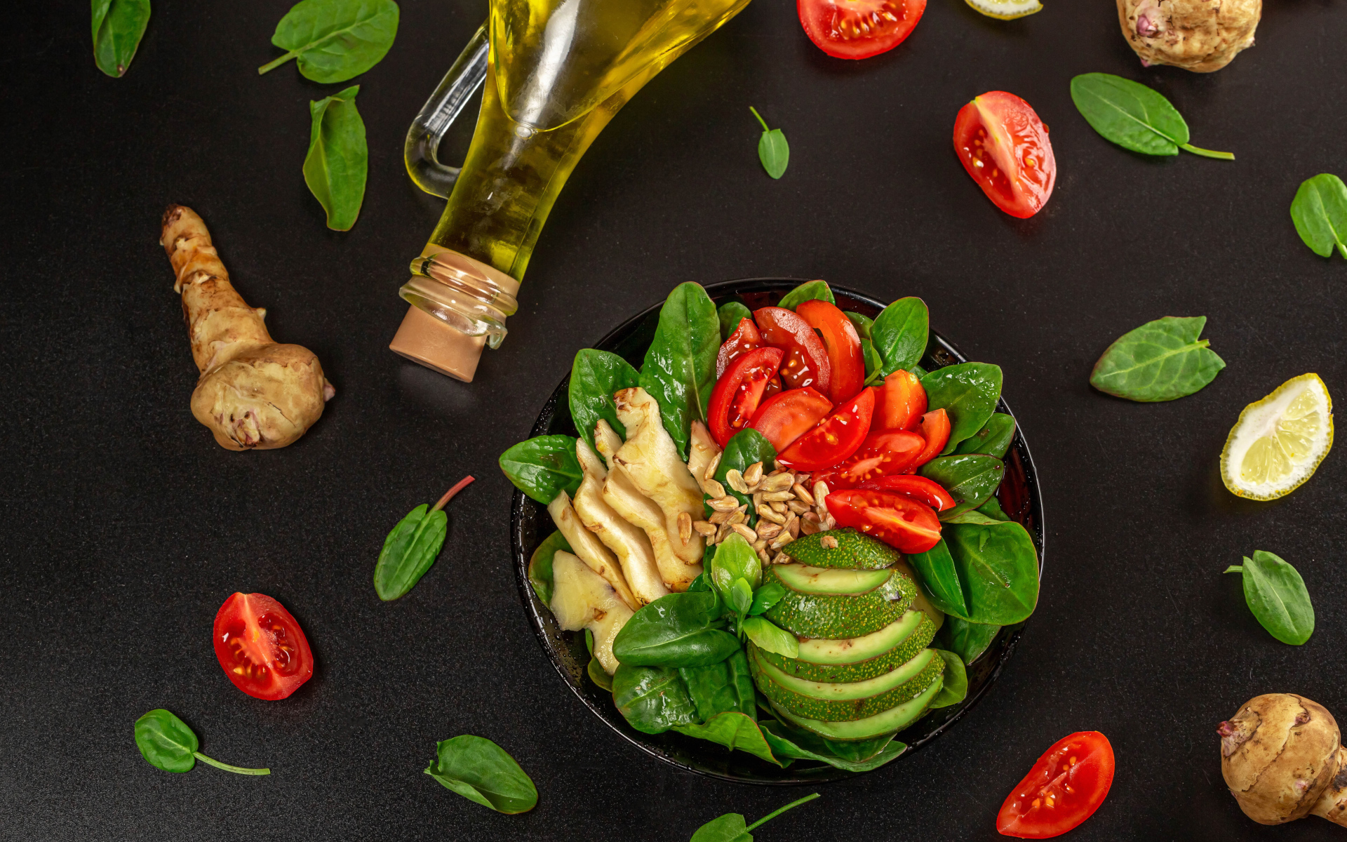 Топинамбур с листьями базилика, авокадо и помидорами 