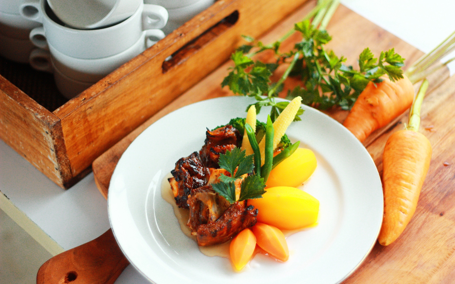 Картофель с морковью и мясом на белой тарелке 