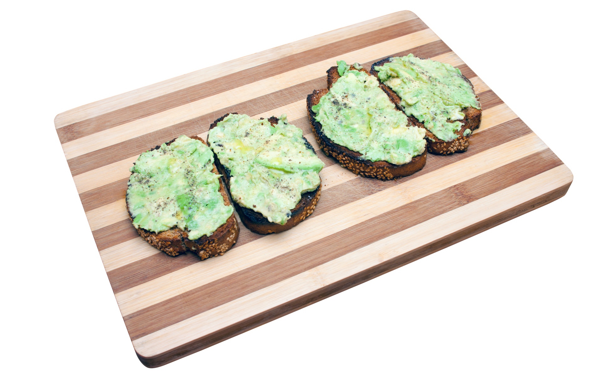 Бутерброды с черного хлеба на доске на белом фоне